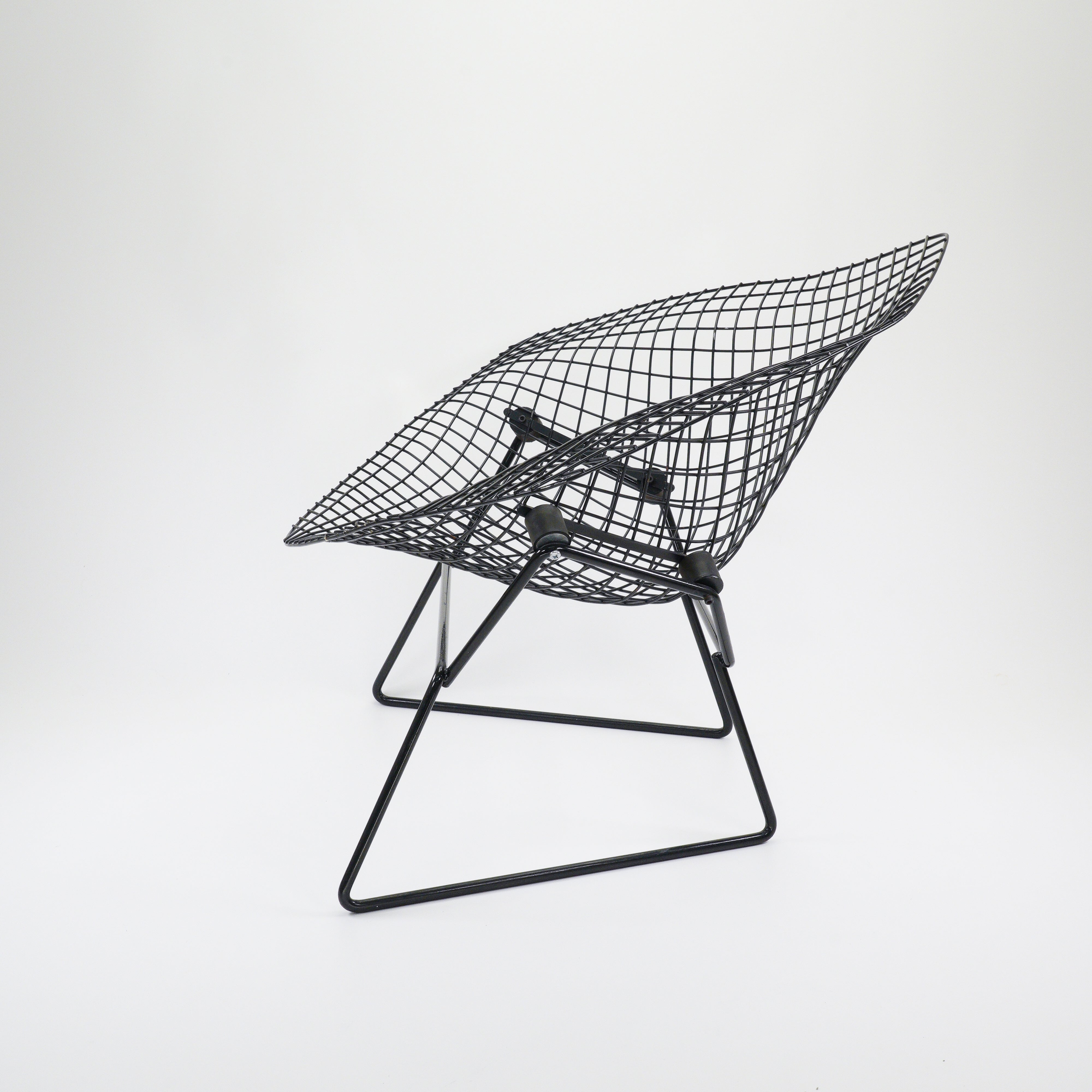 DiamondChair-KnollInternational-GitterSchwarz-BZustand-02.jpg