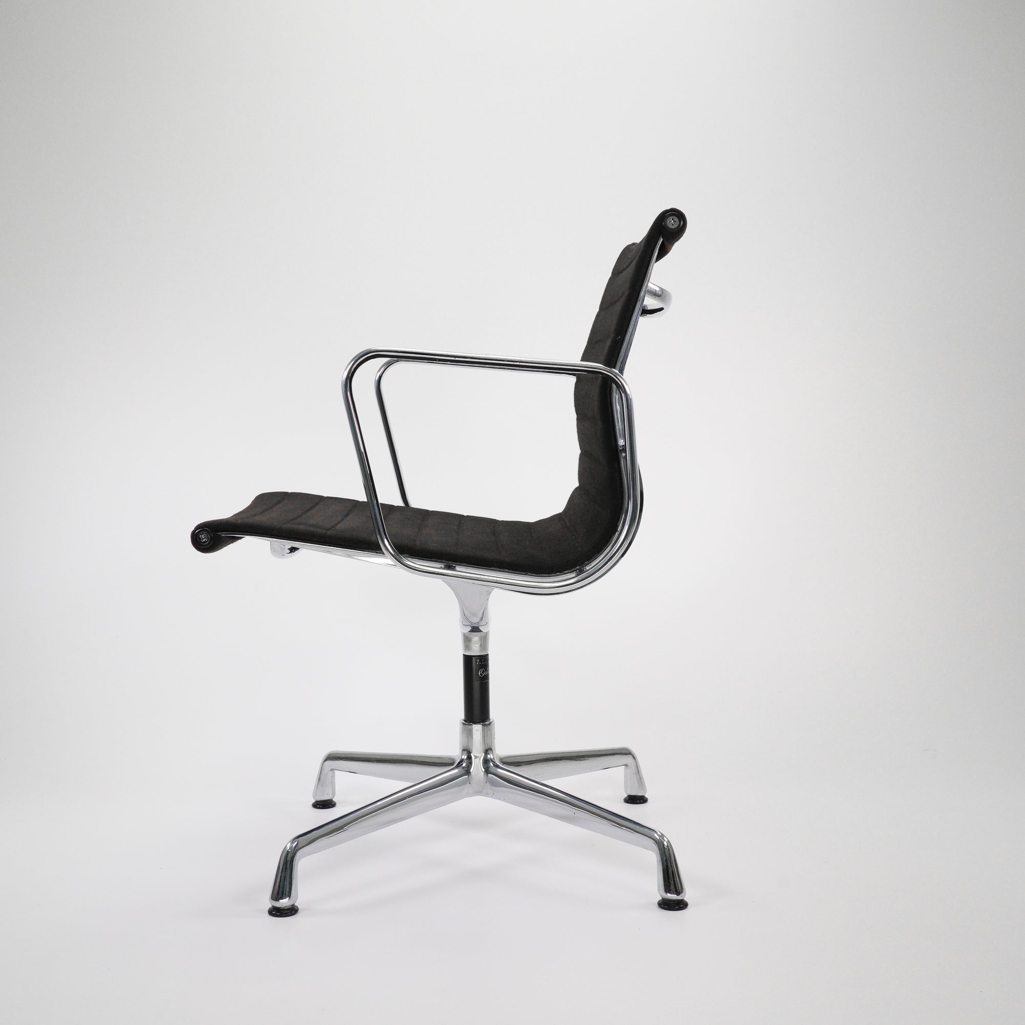 EA107-Vitra-BZustand-Gestell-Chrom-Variante-HopsackSchwarz-2.jpg
