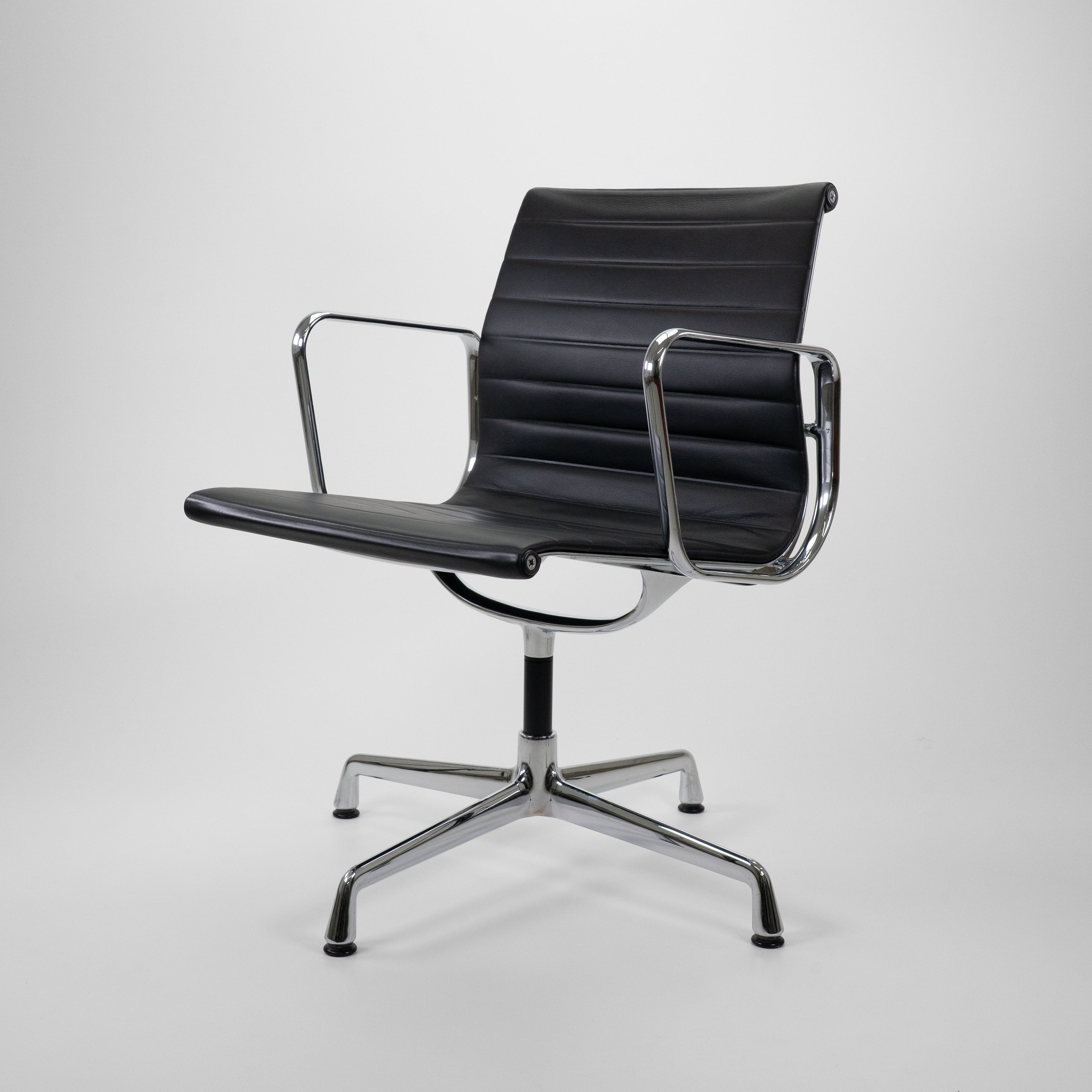 EA108-Vitra-AZustand-Gestell-Drehbar-Leder-Schwarz-01.jpg
