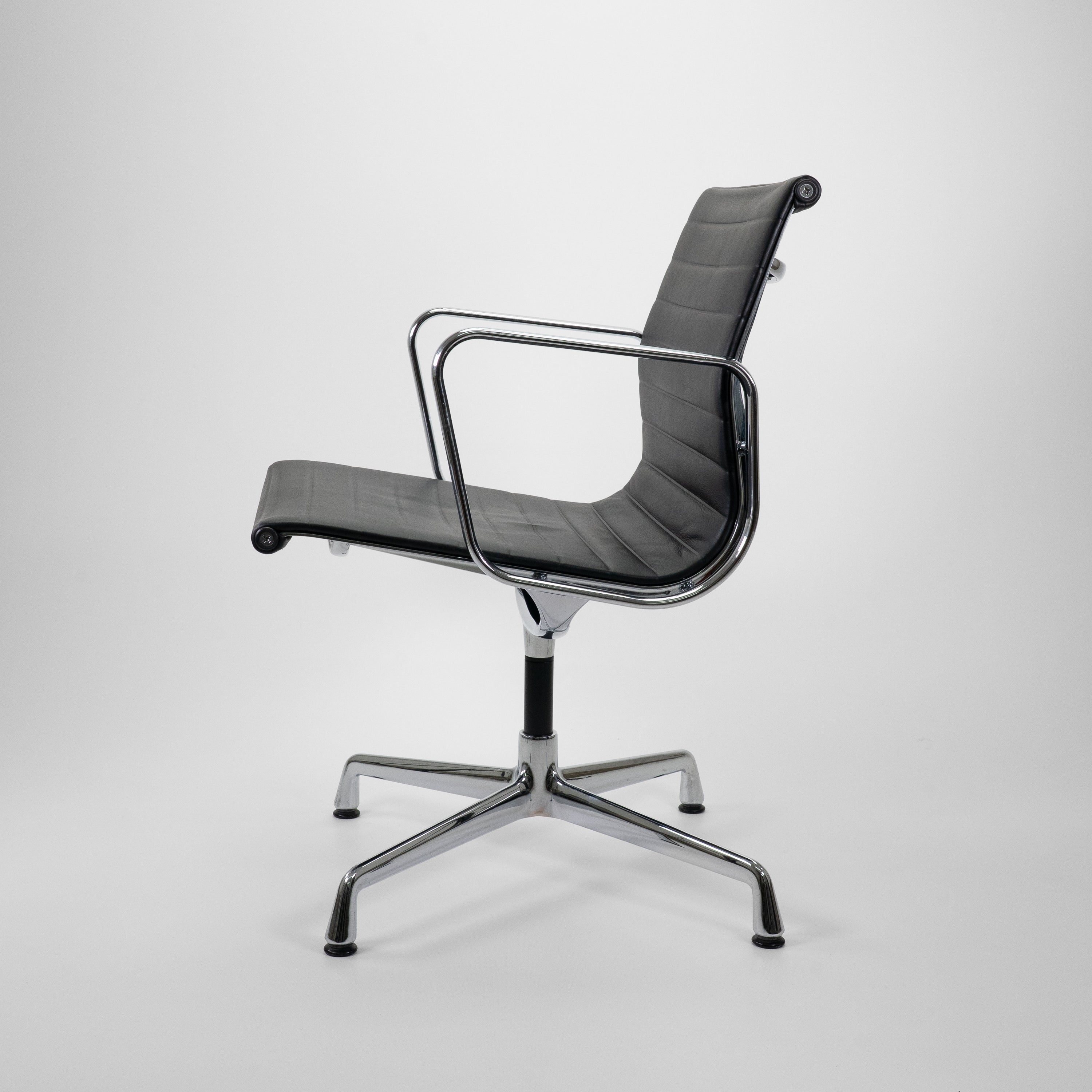 EA108-Vitra-AZustand-Gestell-Drehbar-Leder-Schwarz-02.jpg
