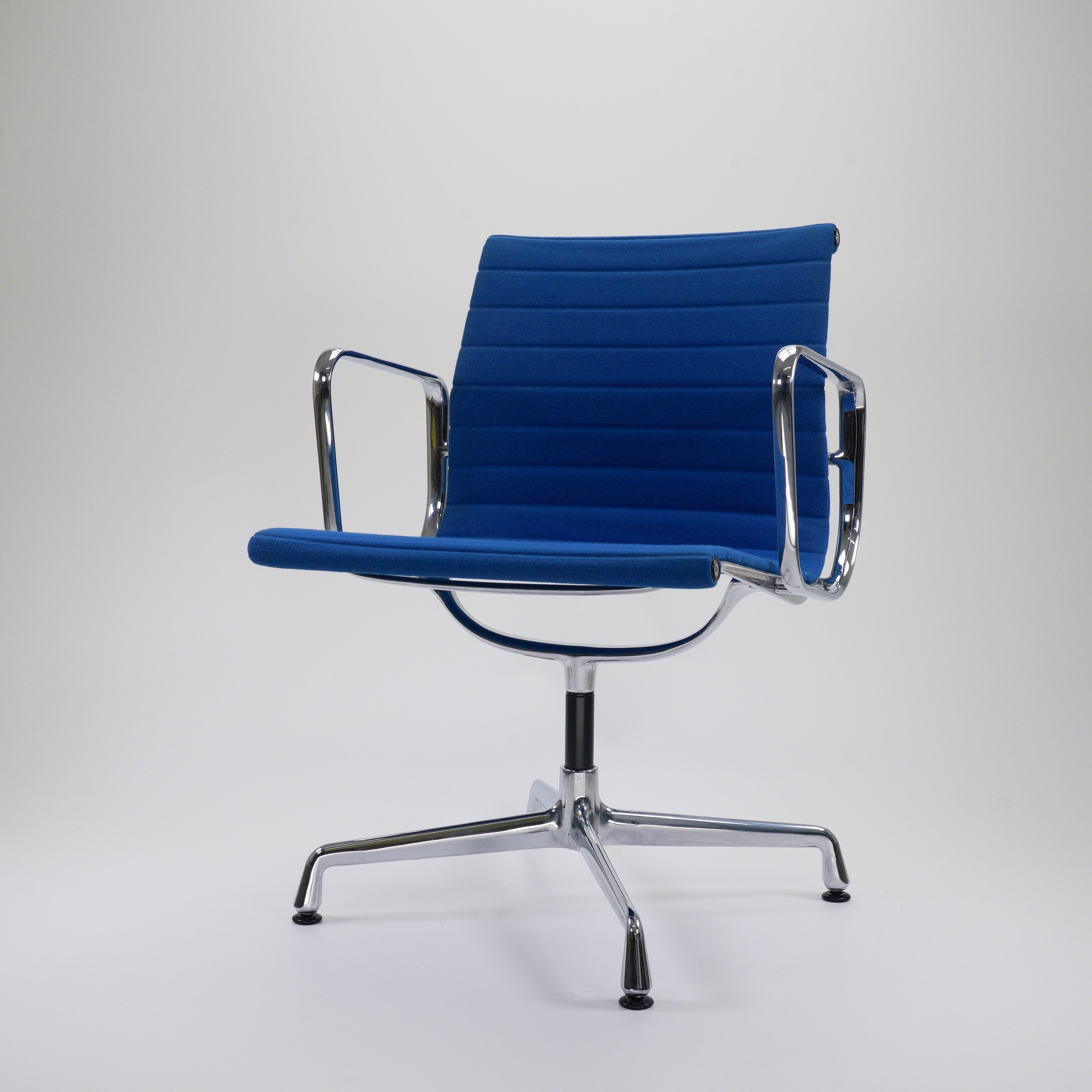 EA108-Vitra-BZustand-Gestell-Chrom-Variante-HopsackBlau-01.jpg