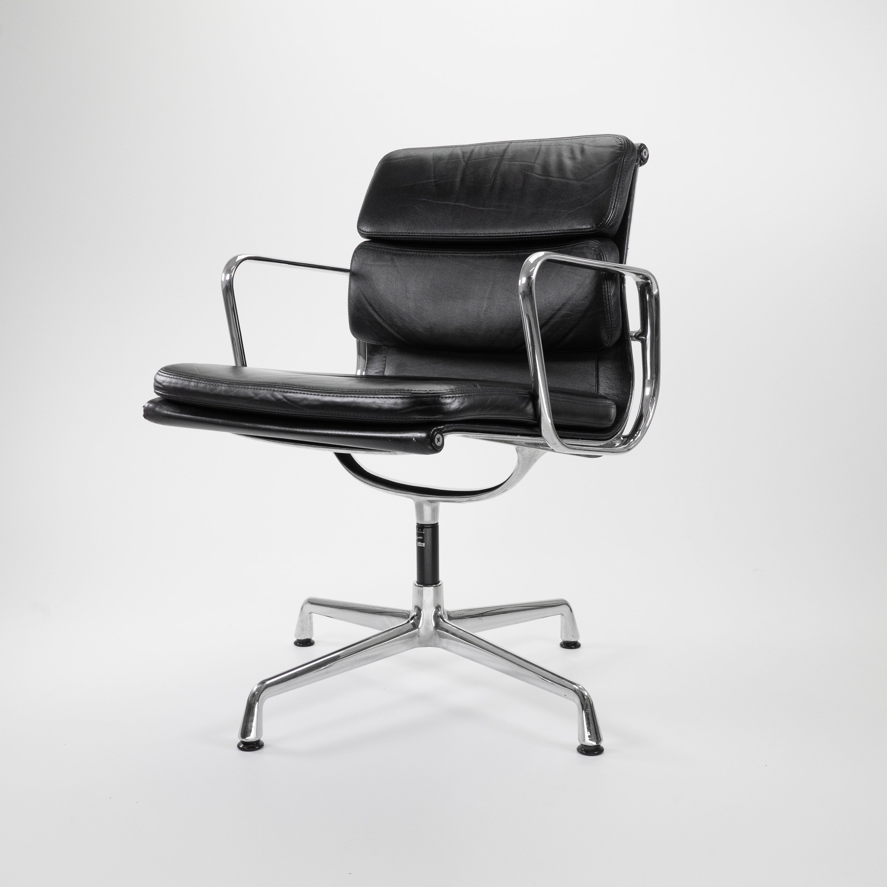 EA108-Vitra-BZustand-Gestell-Drehbar-Sofpad-LederSchwarz-01.jpg