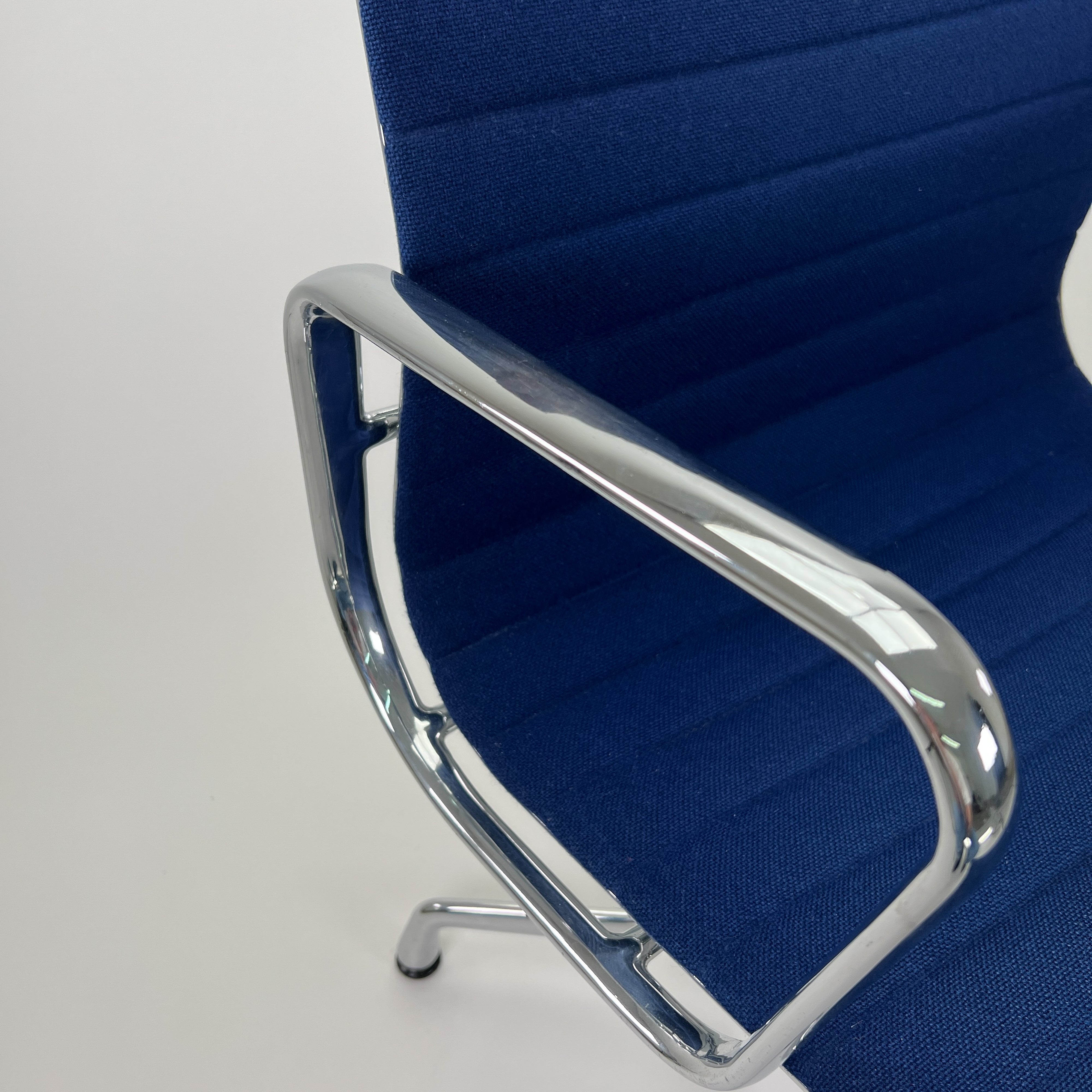 Vitra | EA108