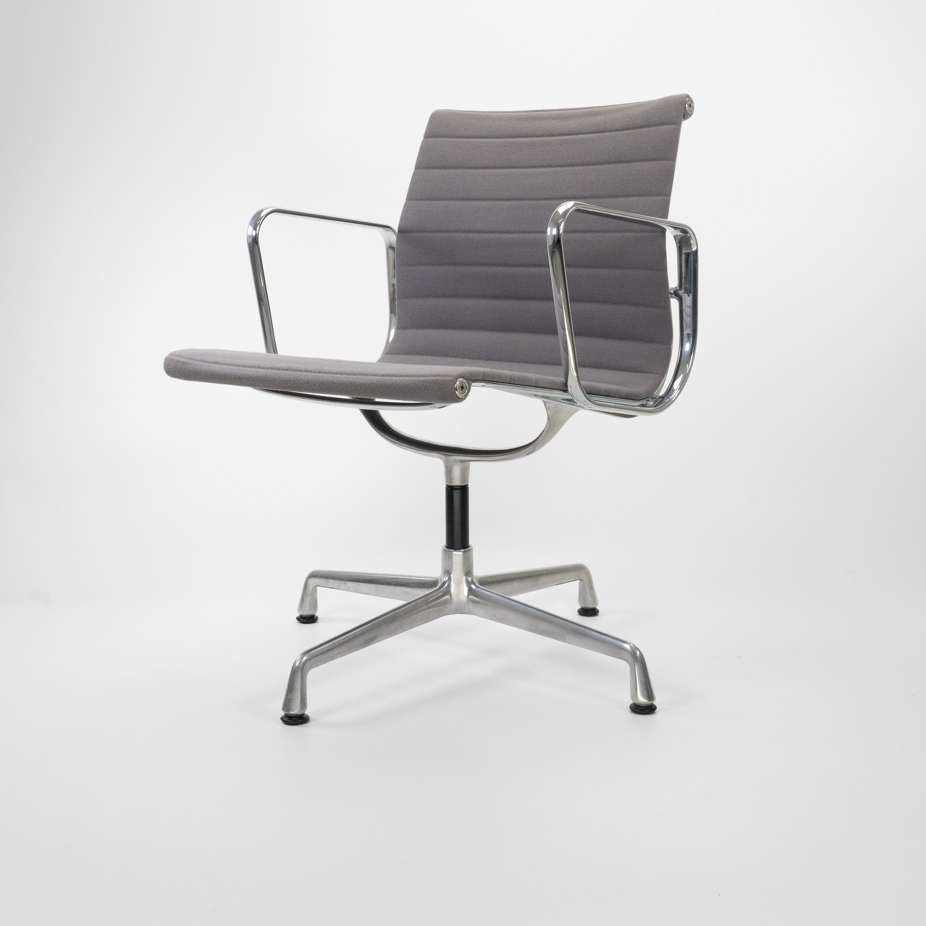 EA108-Vitra-CZustand-Gestell-Drehbar-Hopsack-Grau-01.jpg