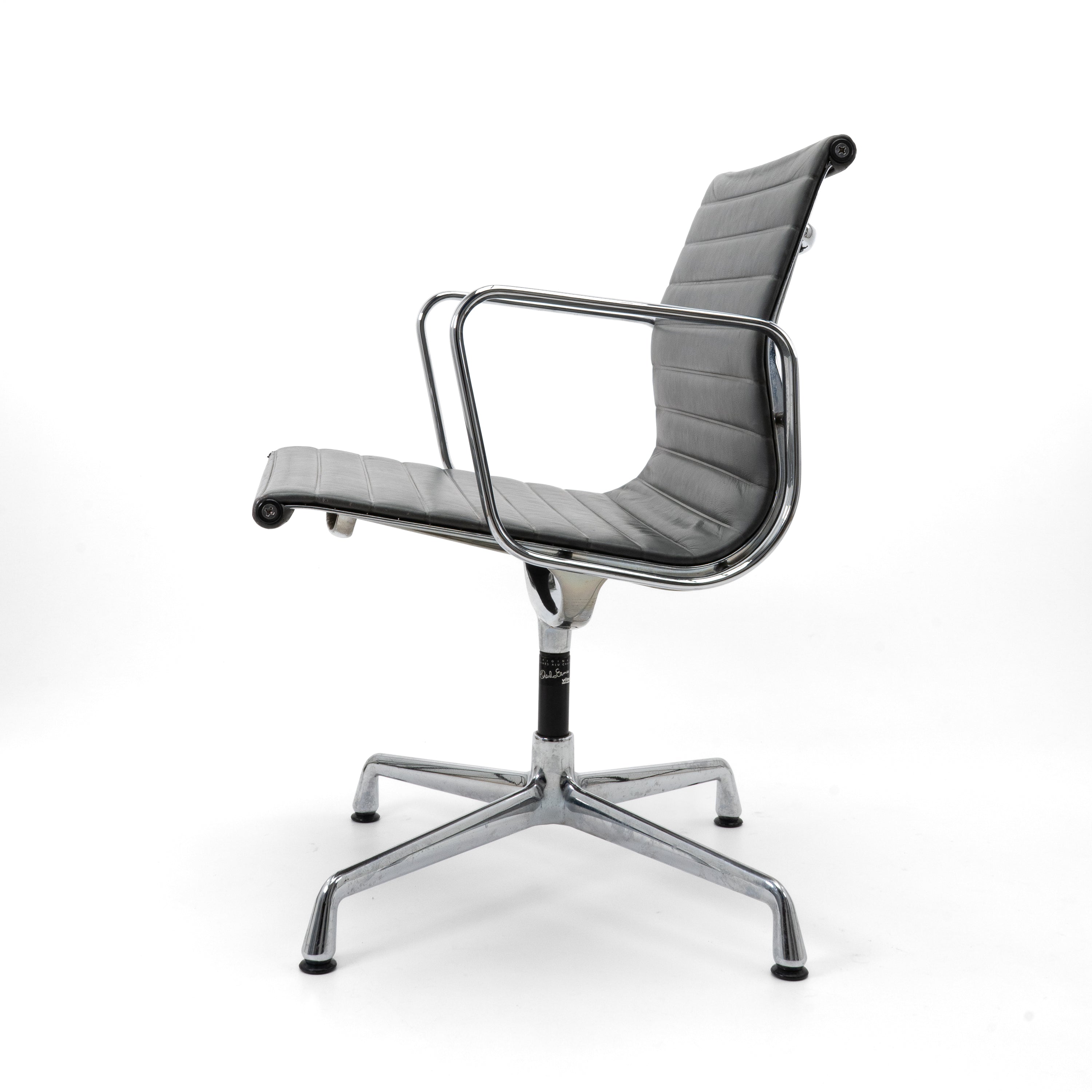 EA108-Vitra-CZustand-Gestell-Drehbar-Leder-Grau-02.jpg
