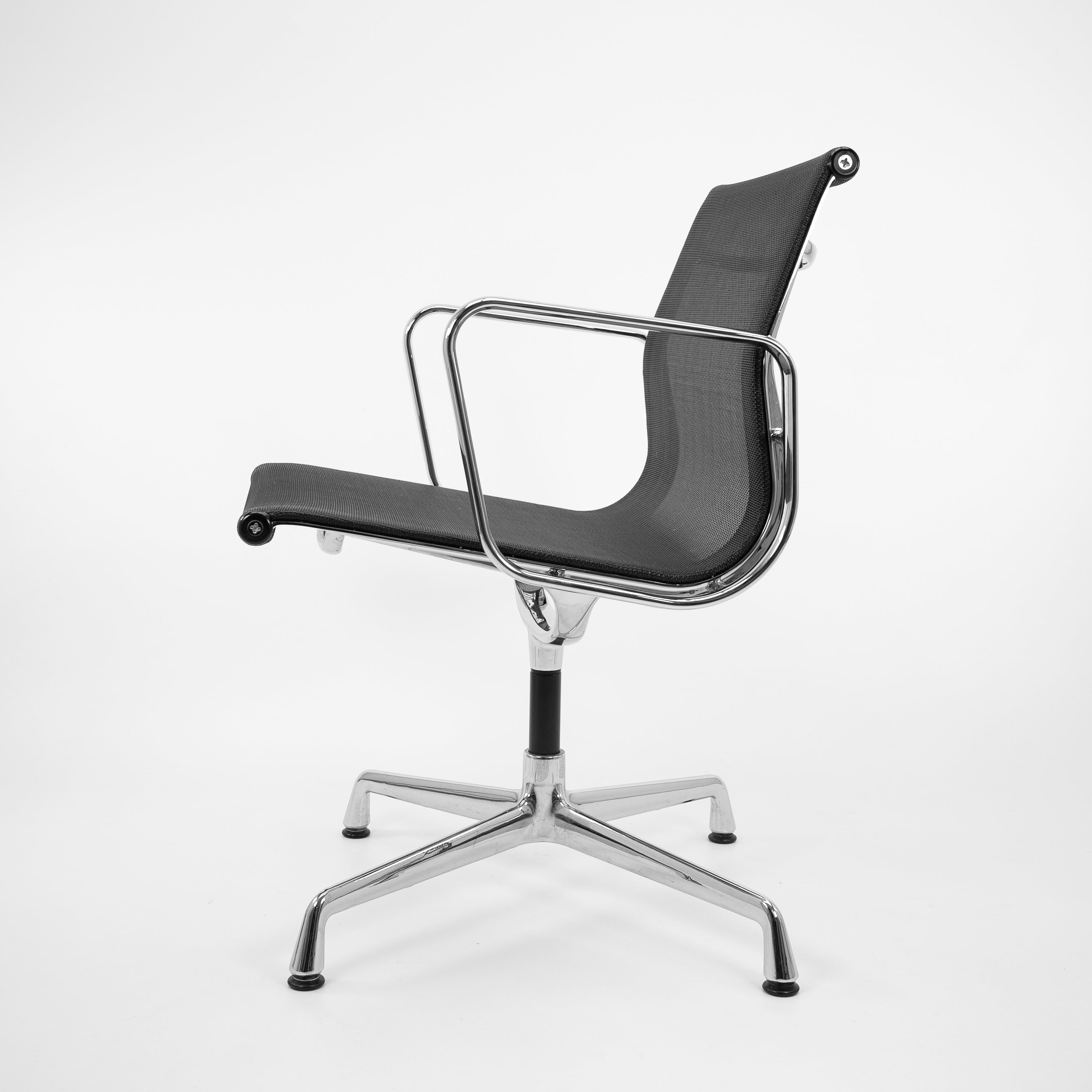 EA108-Vitra-GestellChrom-NetzSchwarz-B-Zustand-02.jpg