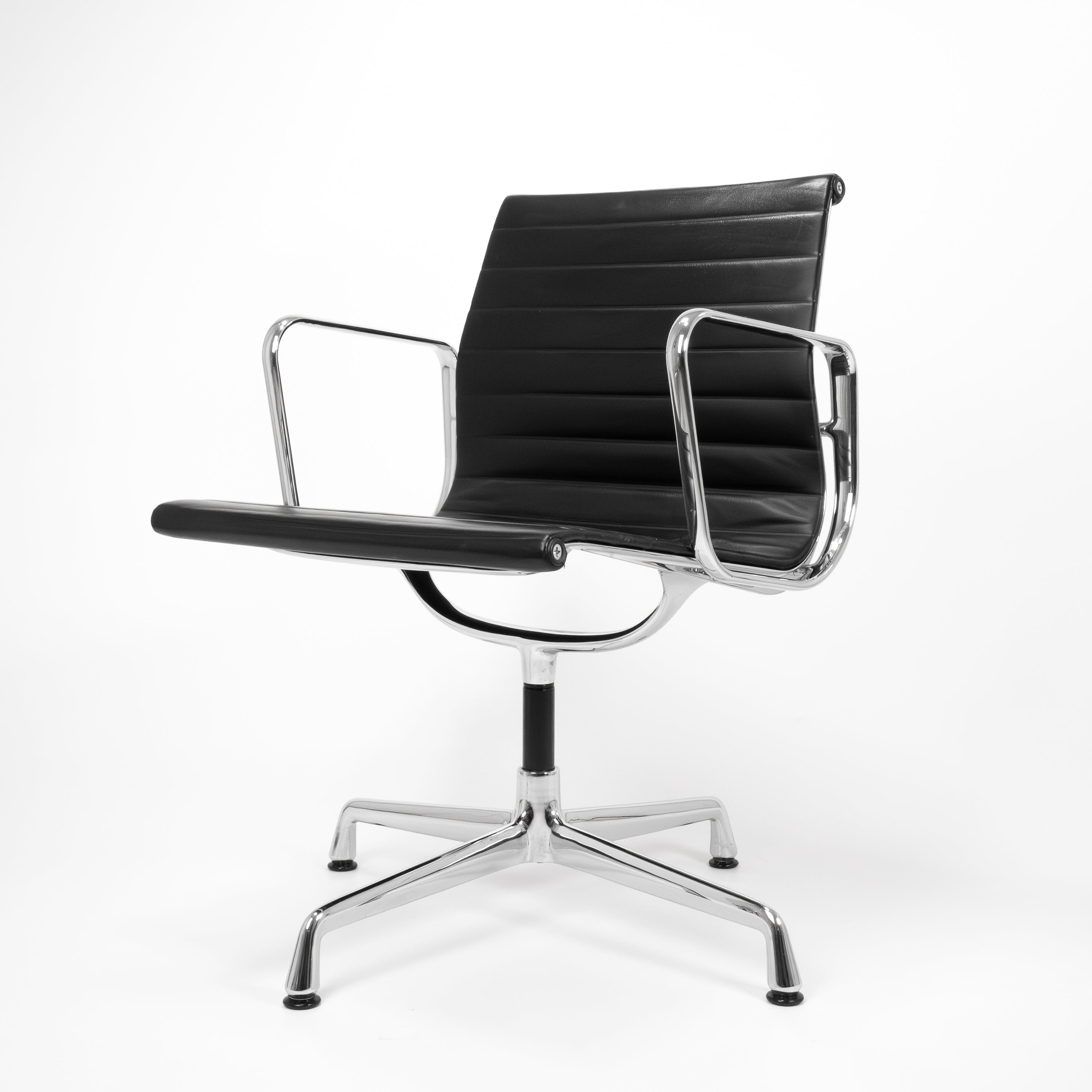 EA108-Vitra-LederSchwarz-B-Zustand-Chrome-01.jpg