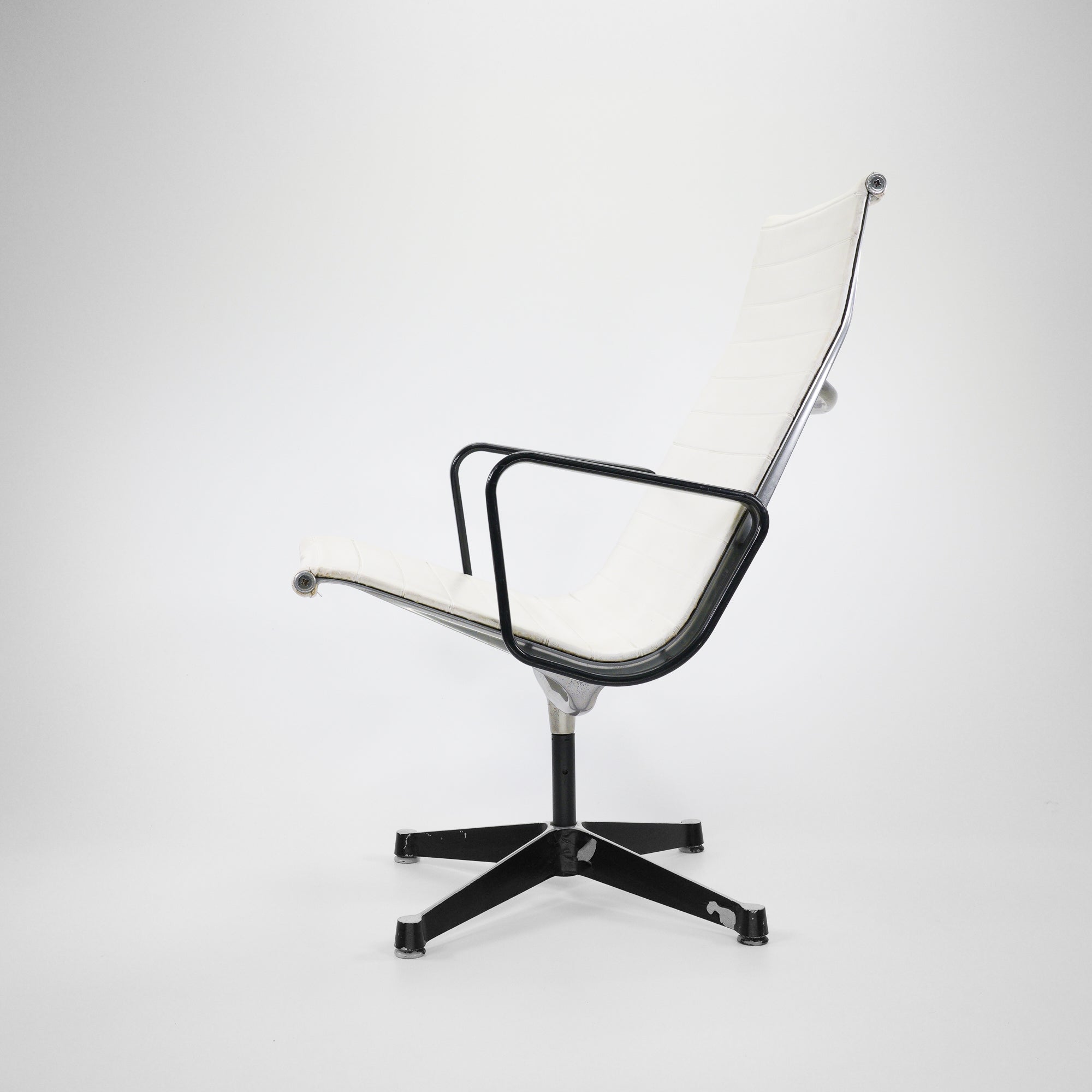 EA116-Vitra-CZustand-Gestell-Schwarz-Variante-PUWeiss-2.jpg