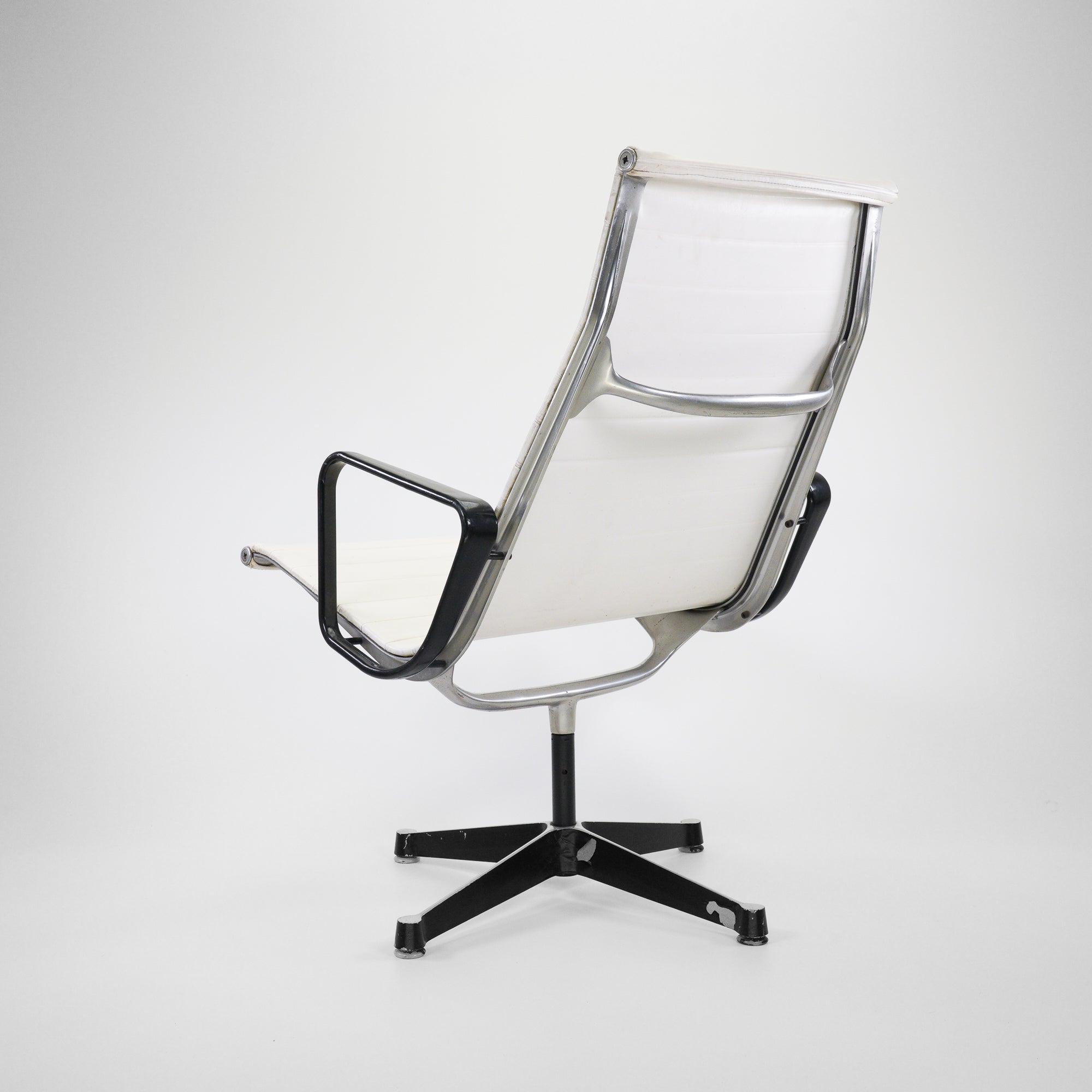 Vitra | EA116