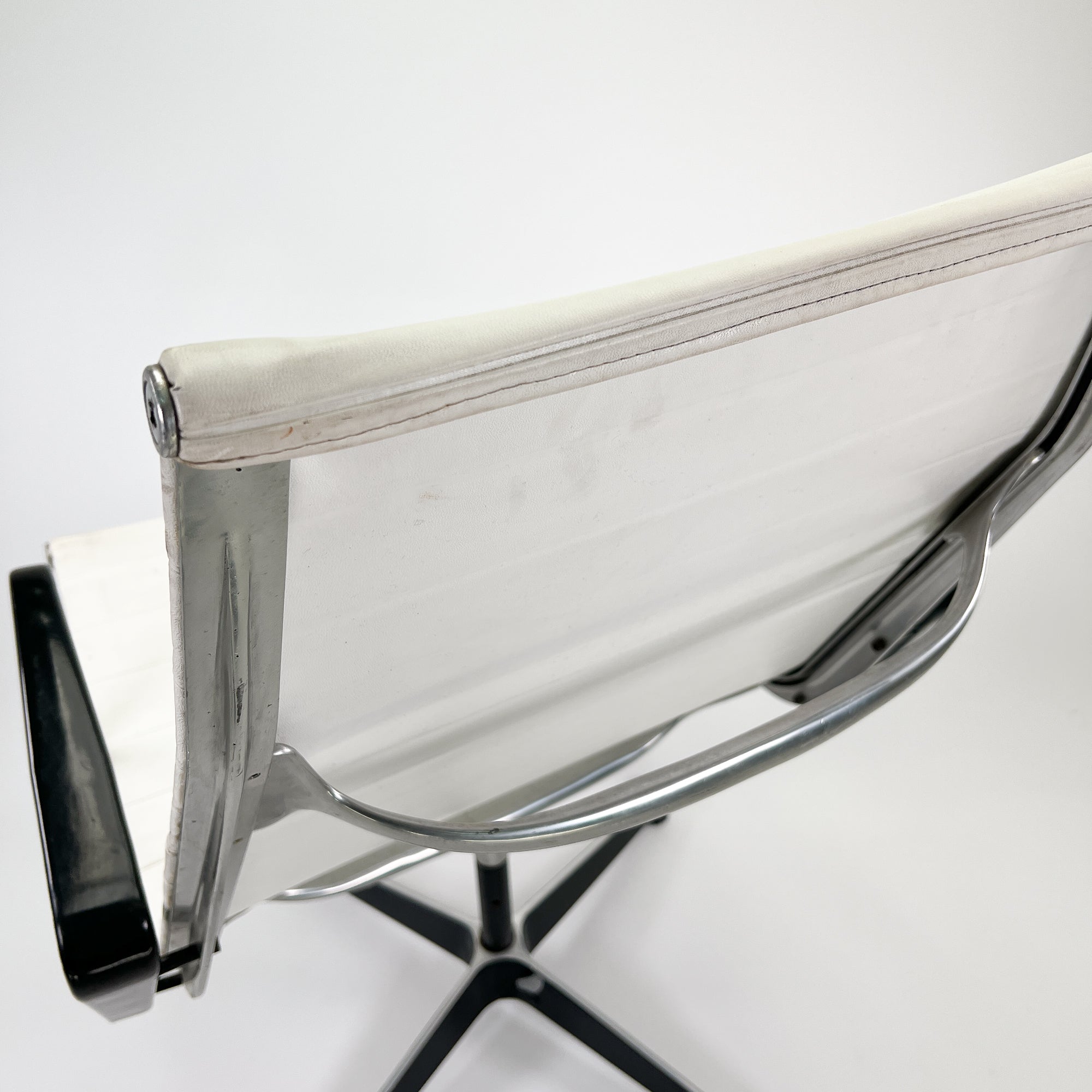 Vitra | EA116