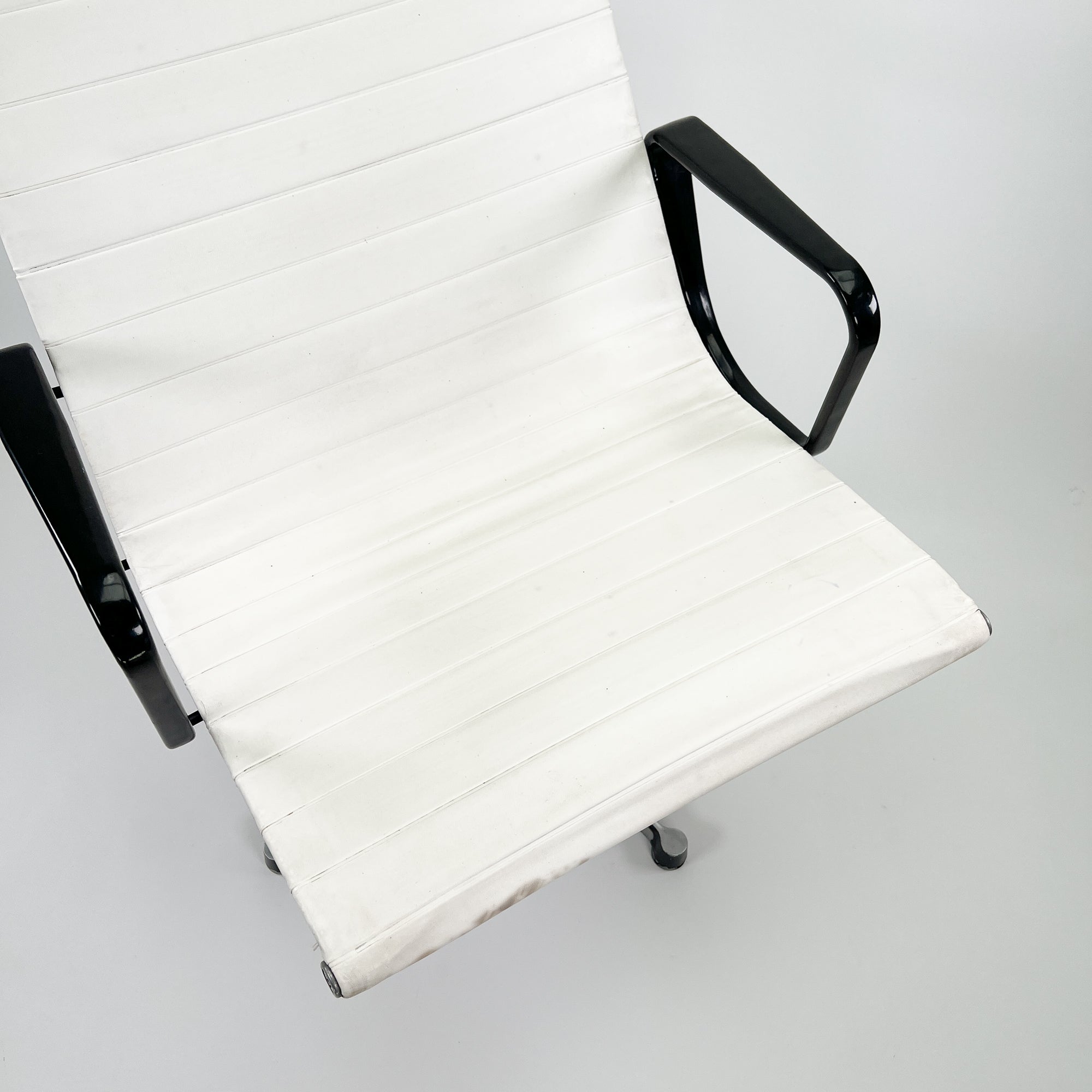 Vitra | EA116
