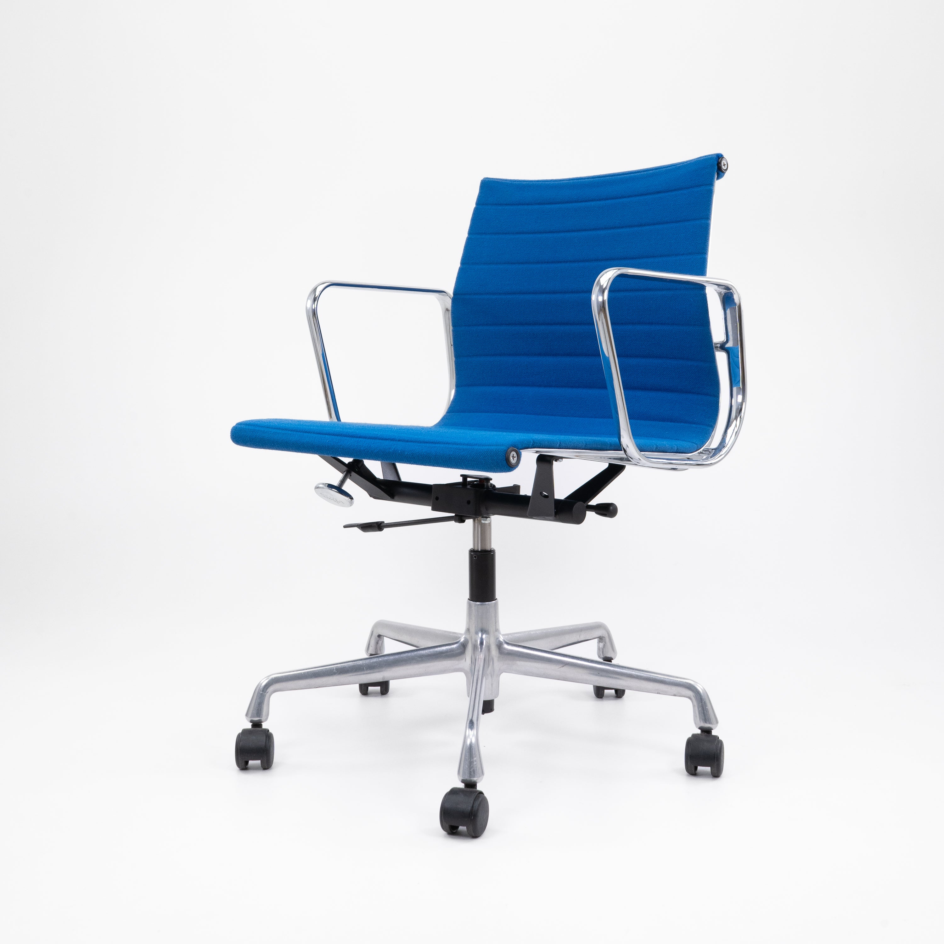 EA117-Vitra-BZustand-Gestell-Wippe-Hopsack-Blau-01.jpg