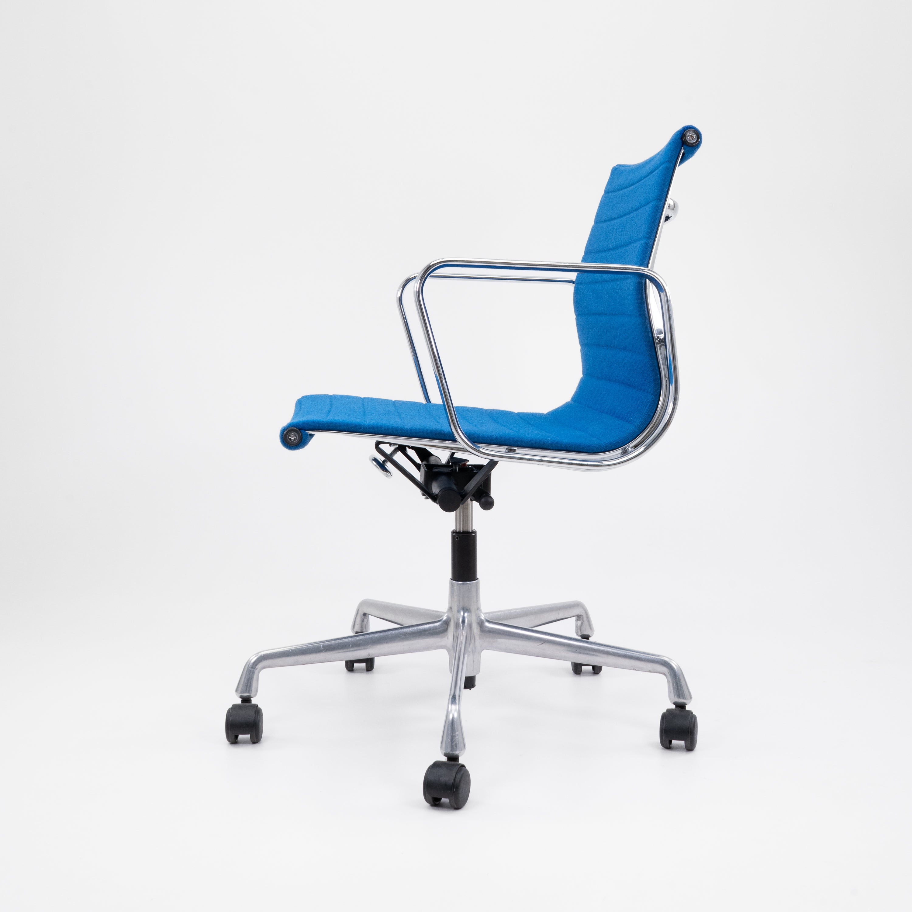 EA117-Vitra-BZustand-Gestell-Wippe-Hopsack-Blau-02.jpg