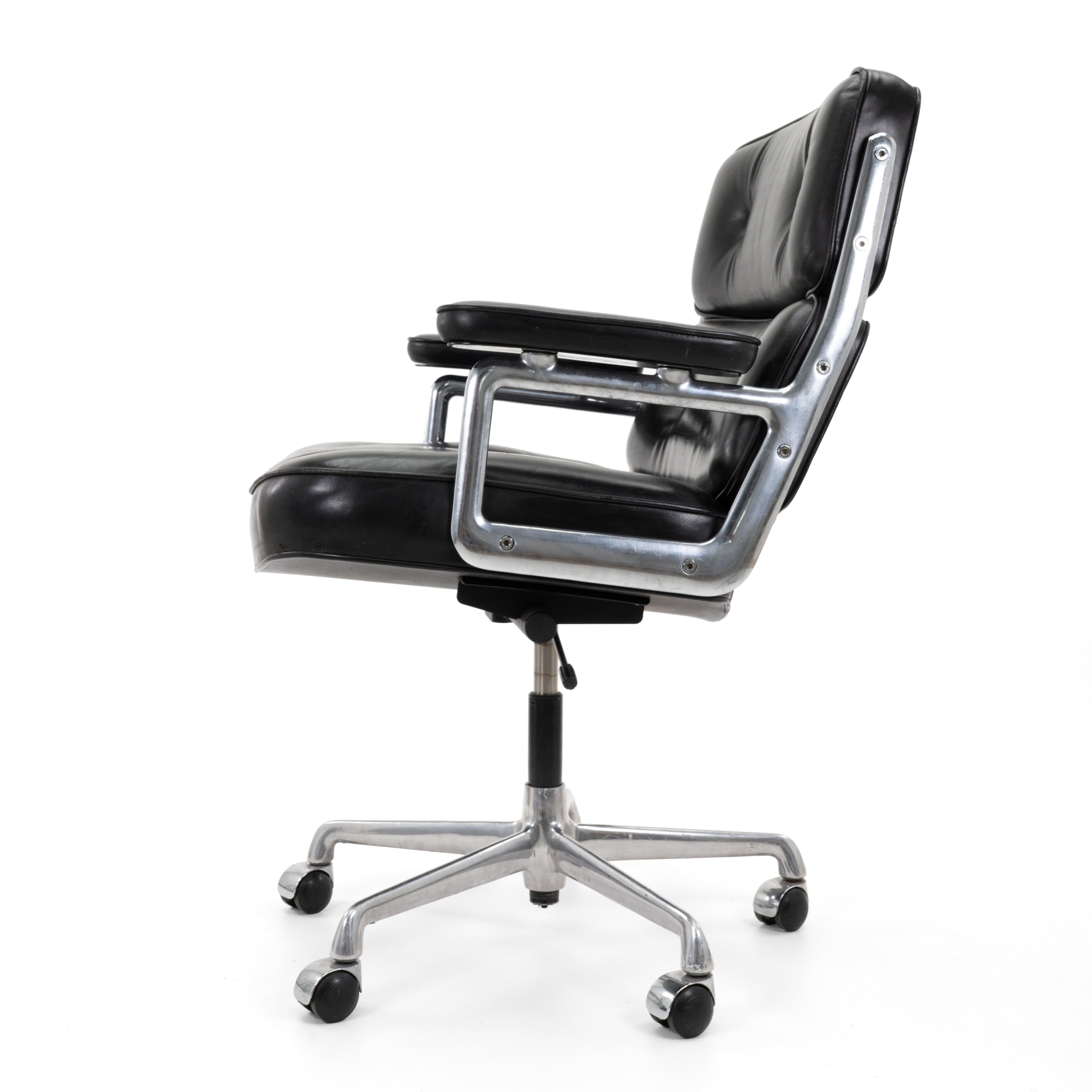 ES104LobbyChair-HermanMiller-BZustand-GestellWippe-LederSchwarz-02.jpg