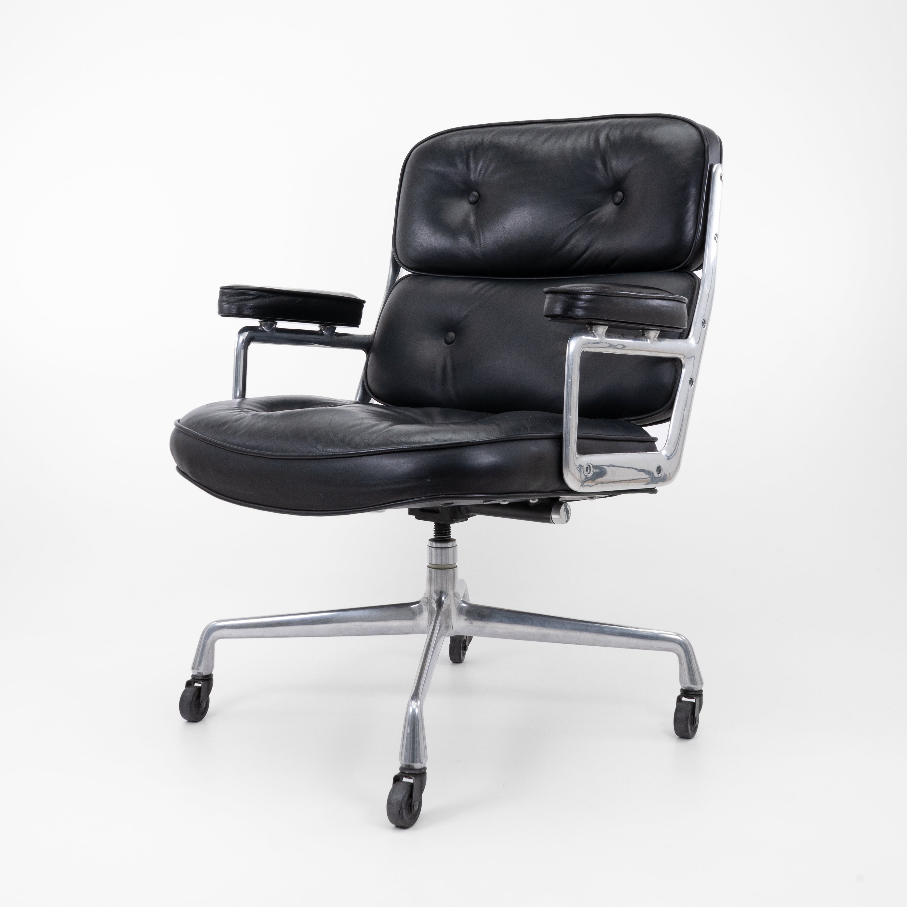 ES104LobbyChair-HermanMiller-BZustand-Leder-Schwarz-Gestell-Wippe-01.jpg