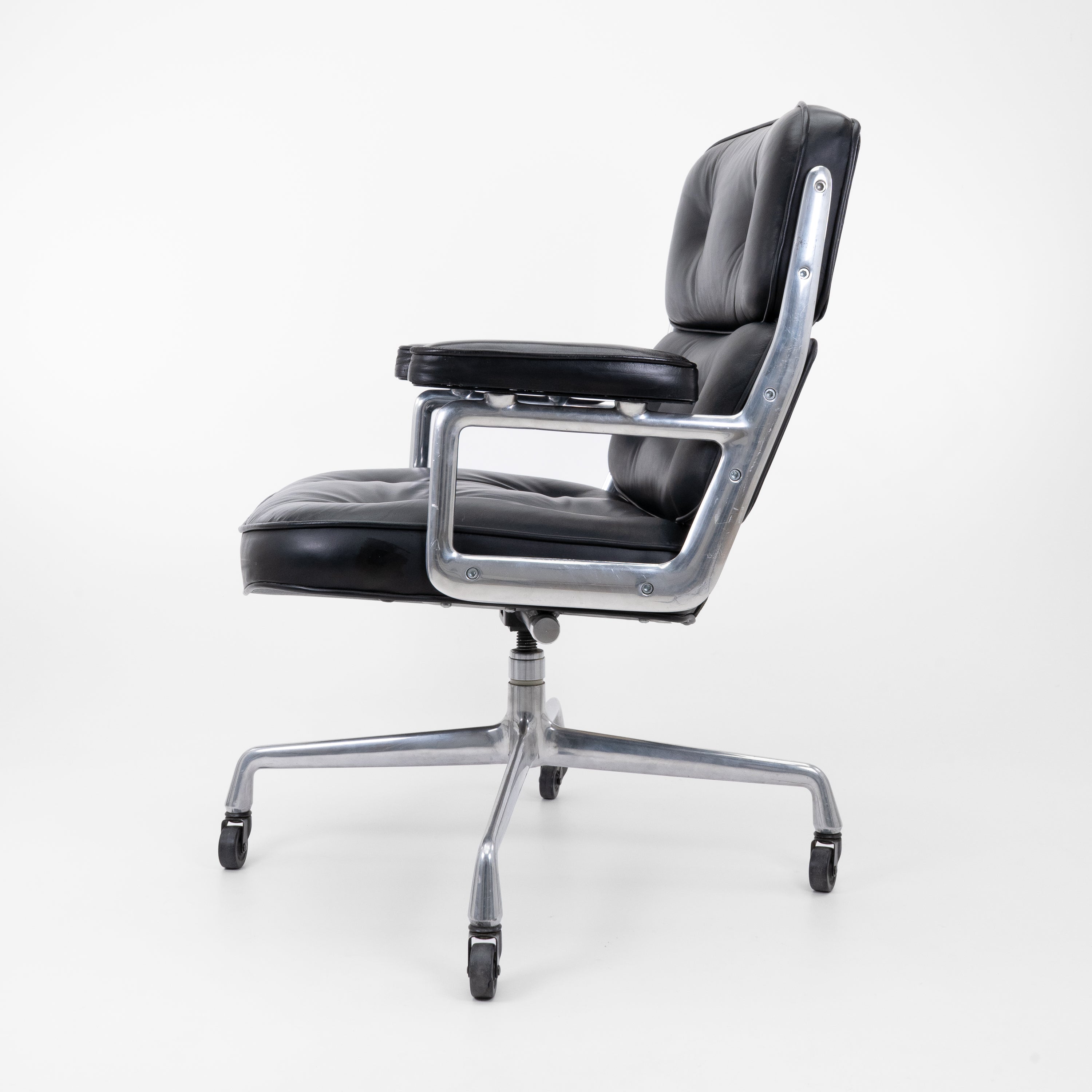 ES104LobbyChair-HermanMiller-BZustand-Leder-Schwarz-Gestell-Wippe-02.jpg
