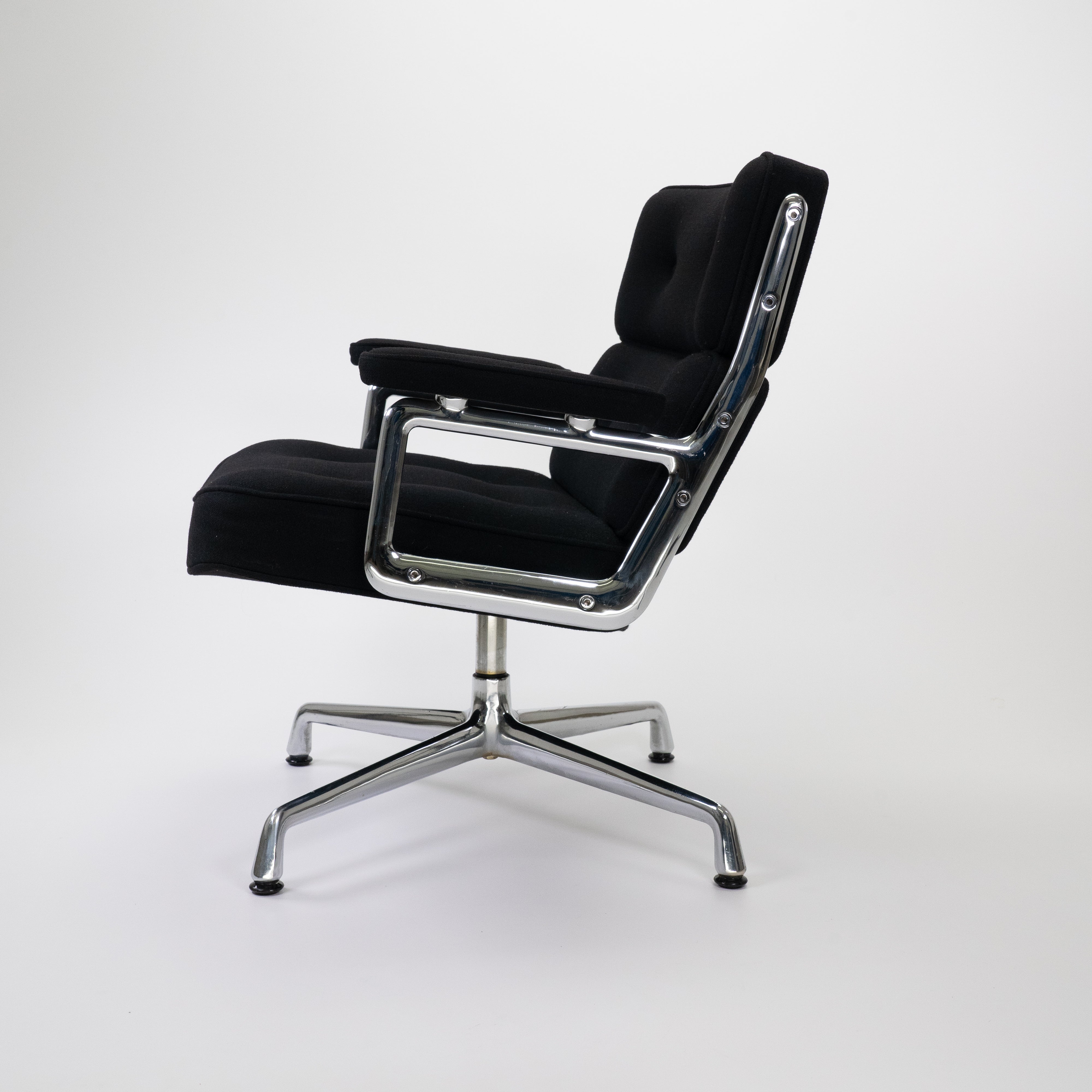 ES105-Vitra-BZustand-Gestell-Chrom-HopsackSchwarz-2.jpg