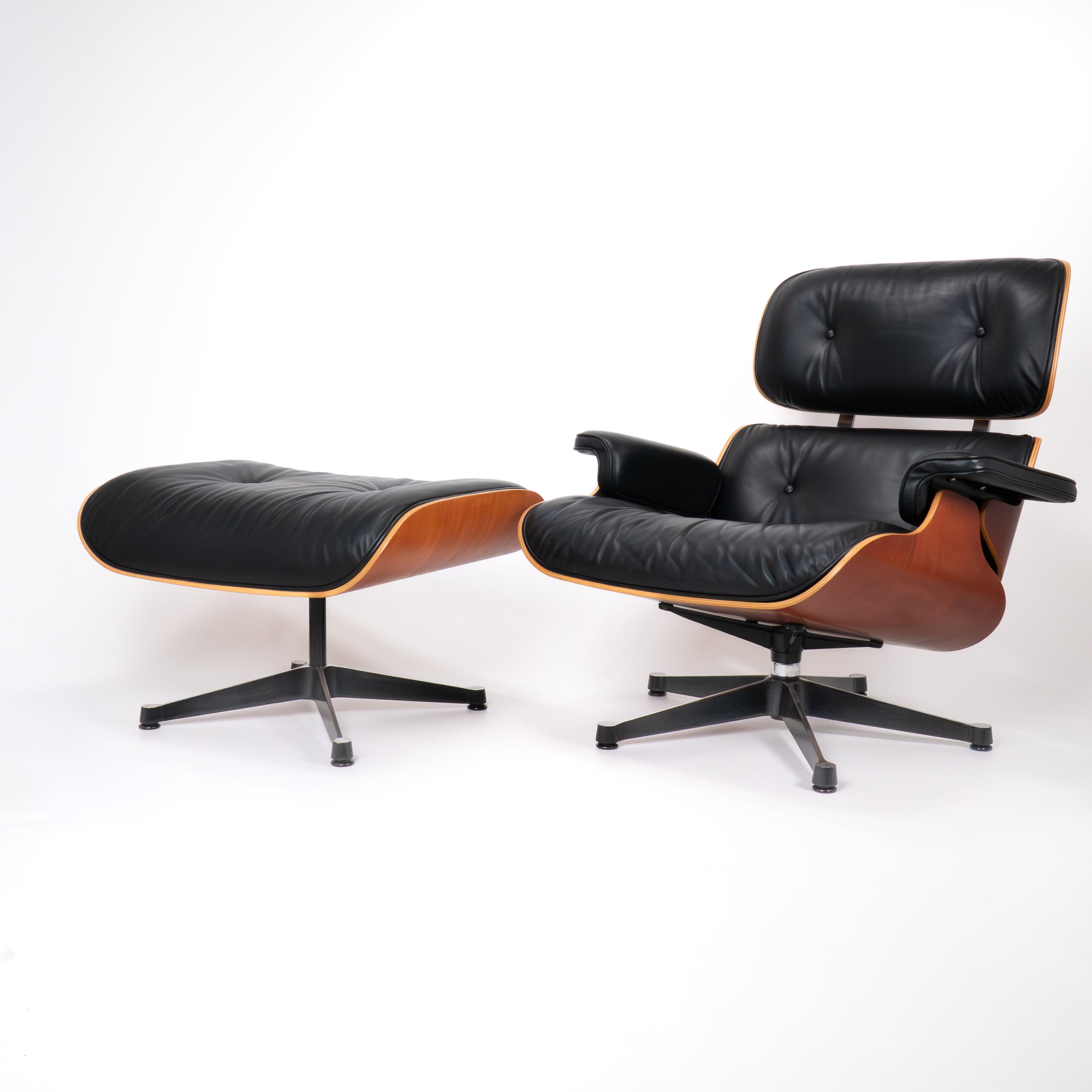 EamesLoungeChairmitOttoman-Vitra-A-Zustand-Kirsche-LederSchwarz-01.jpg