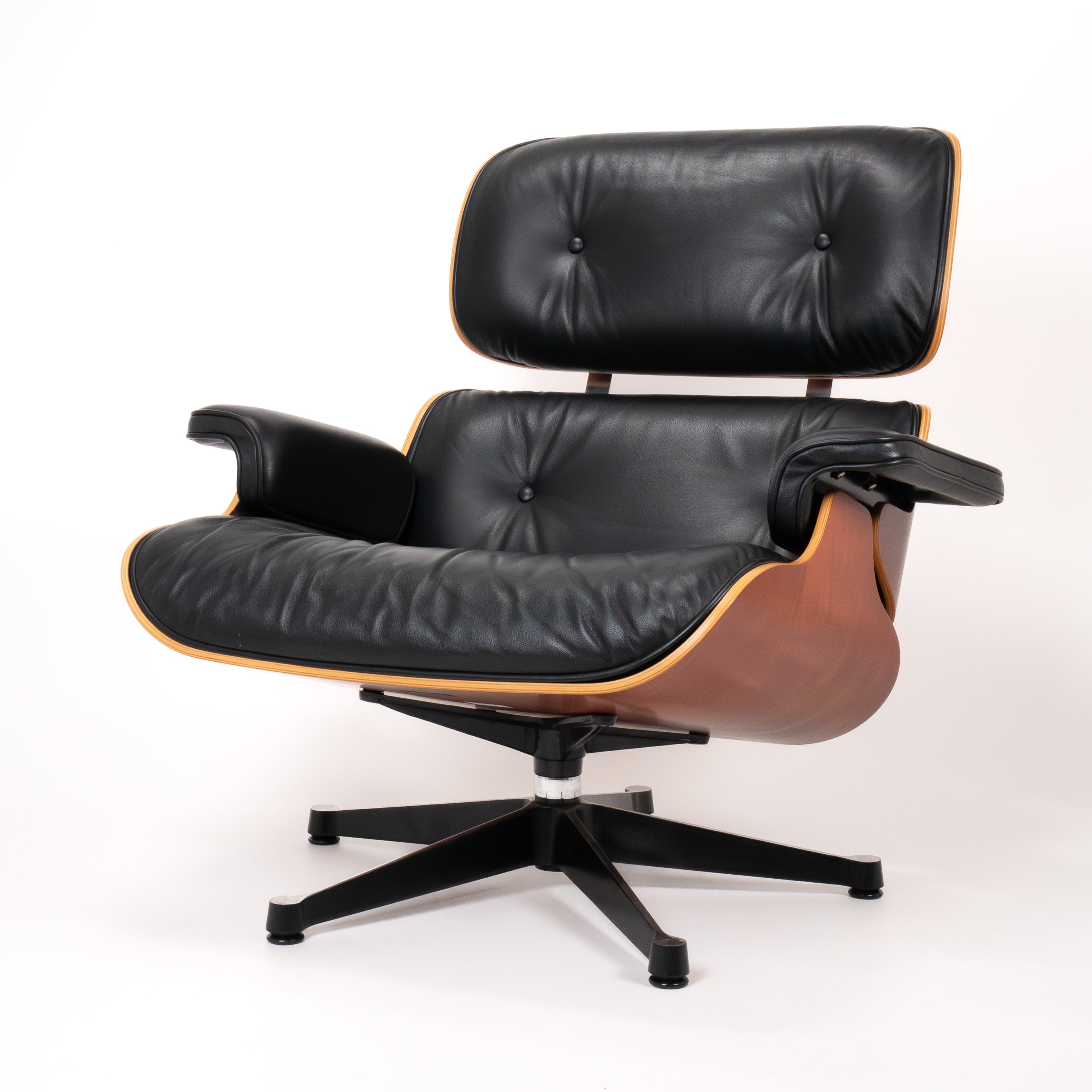 EamesLoungeChairmitOttoman-Vitra-A-Zustand-Kirsche-LederSchwarz-02.jpg