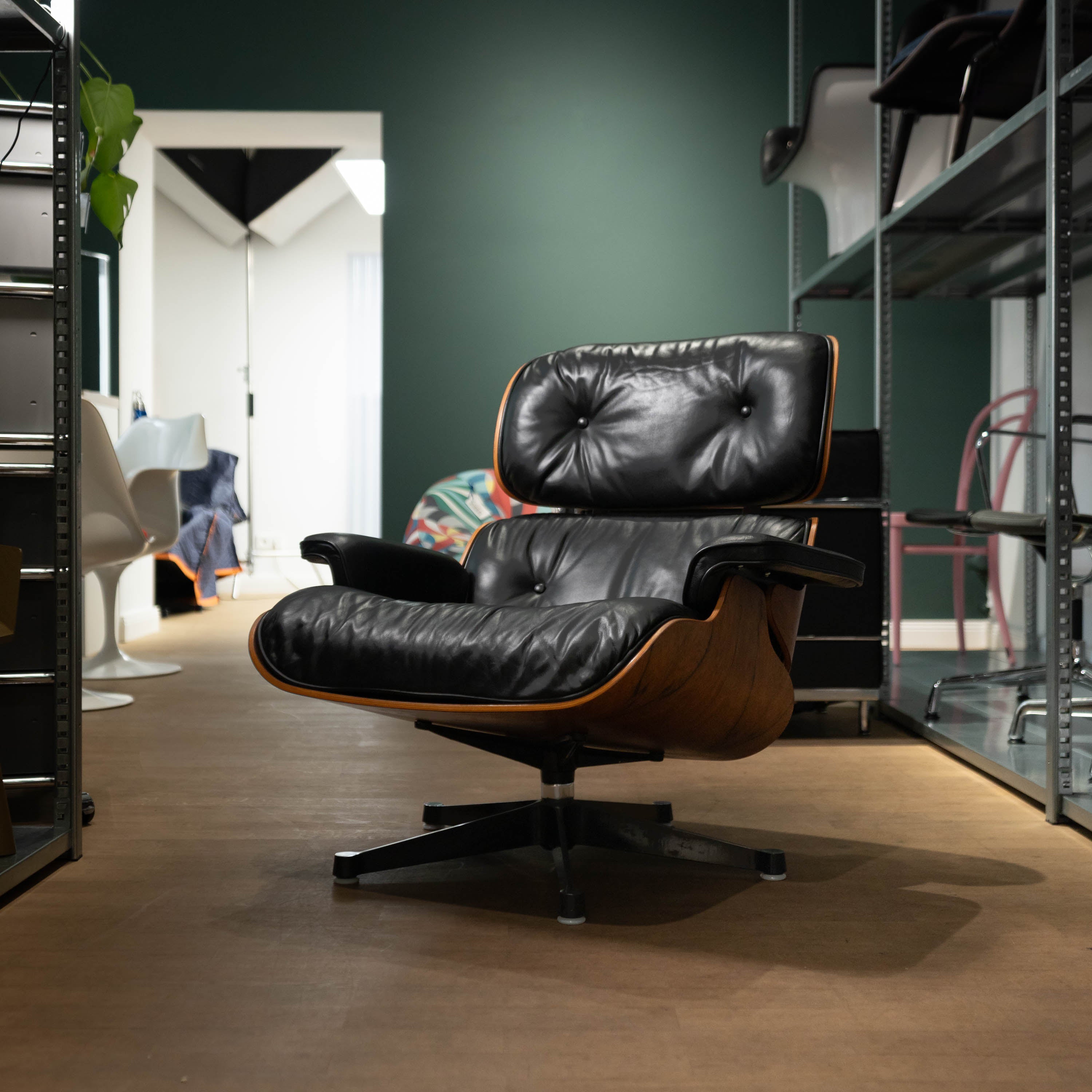 Eames_Lounge_Chair_Editorial_01.jpg
