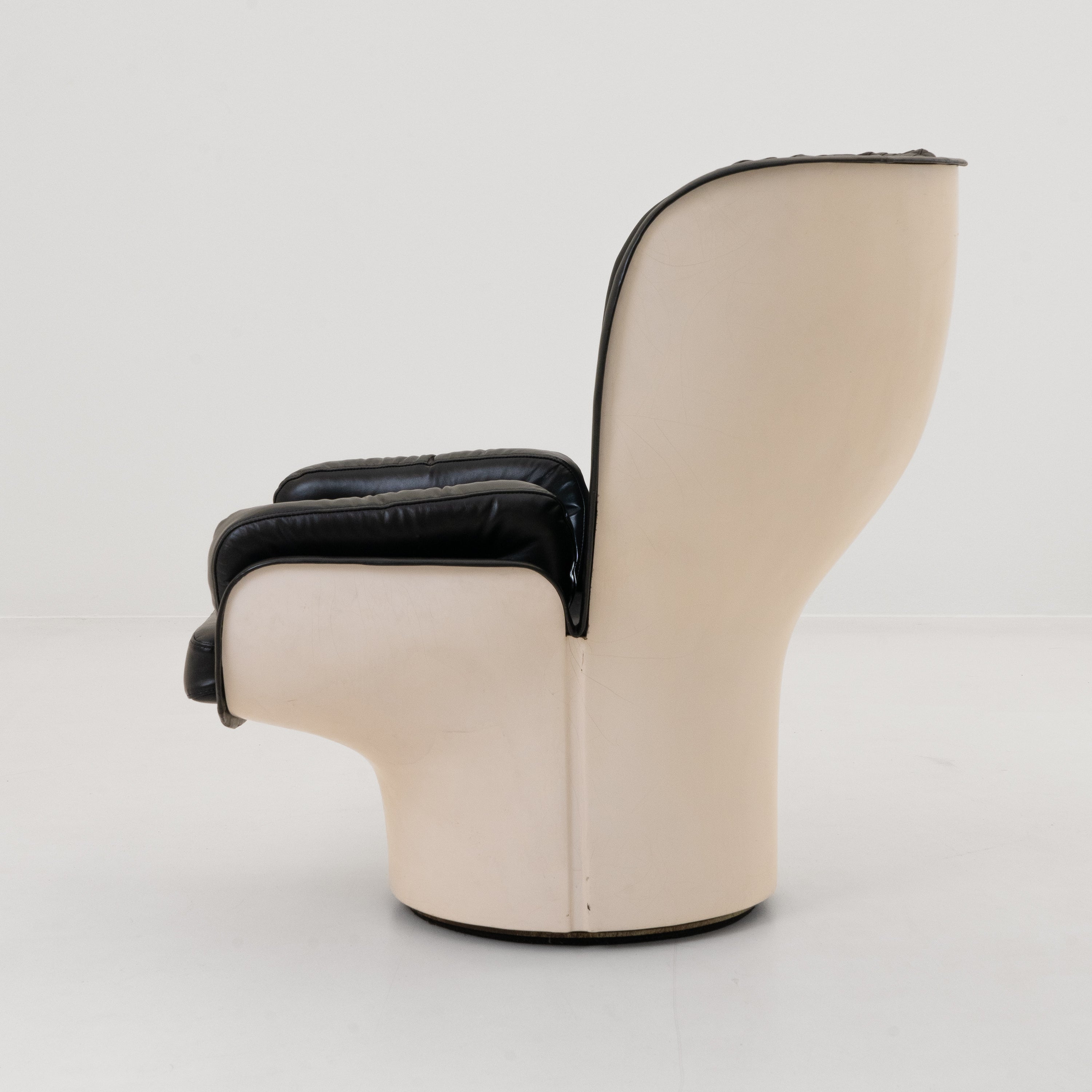 EldaChair-JoeColambo-BZustand-Schale-Weiss-Leder-Schwarz-02.jpg