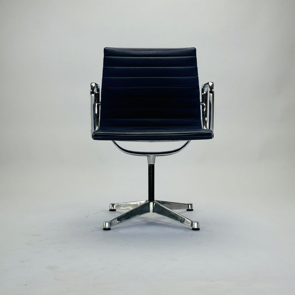 Vitra | EA 107 | Leder | Blau