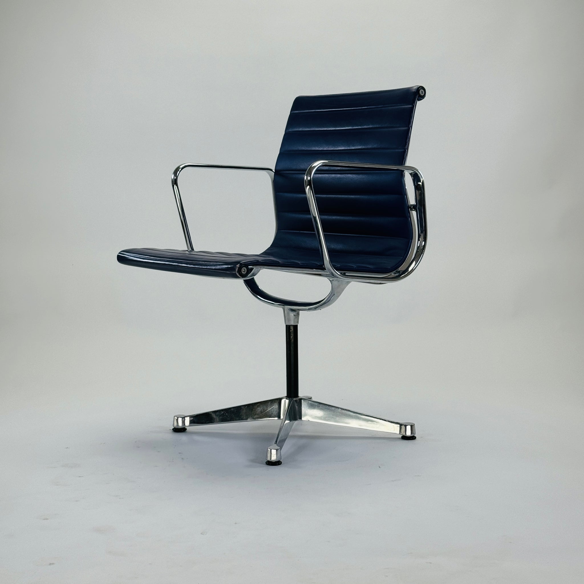 Vitra | EA 107 | Leder | Blau