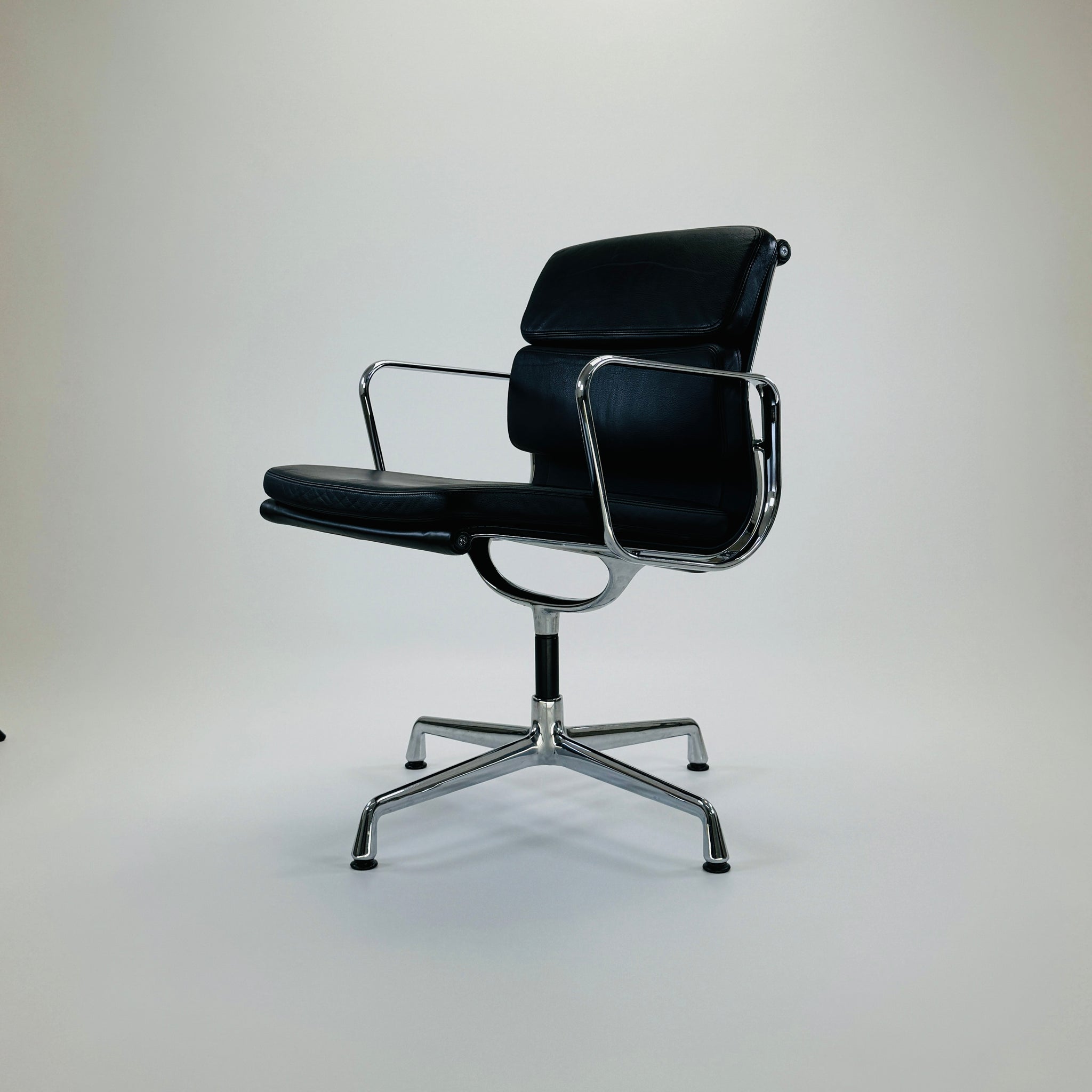 Vitra | EA208 | Softpad Chair