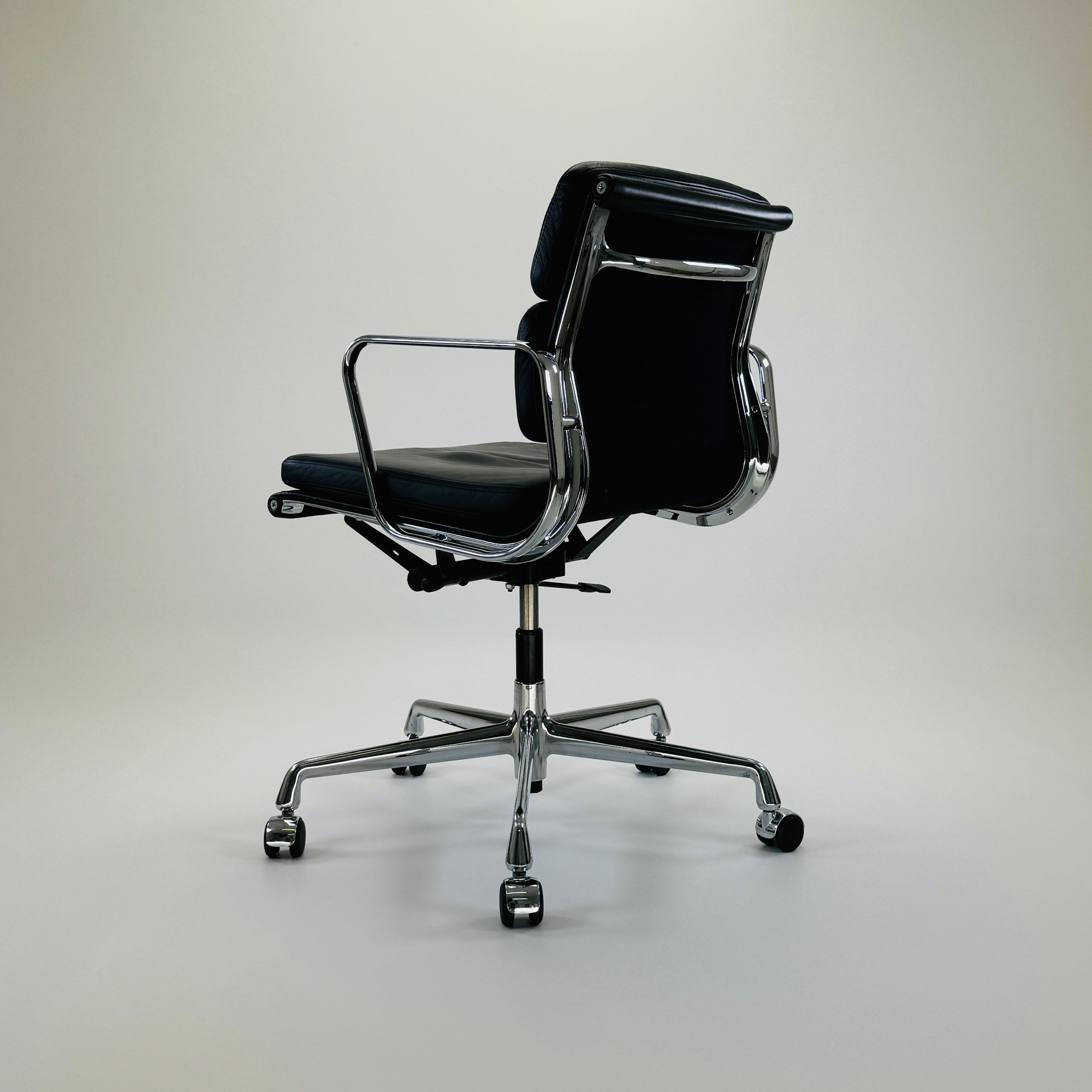 Vitra | EA217 | Softpad Chair