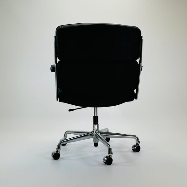 Vitra | ES 104 Eames Lobby Chair