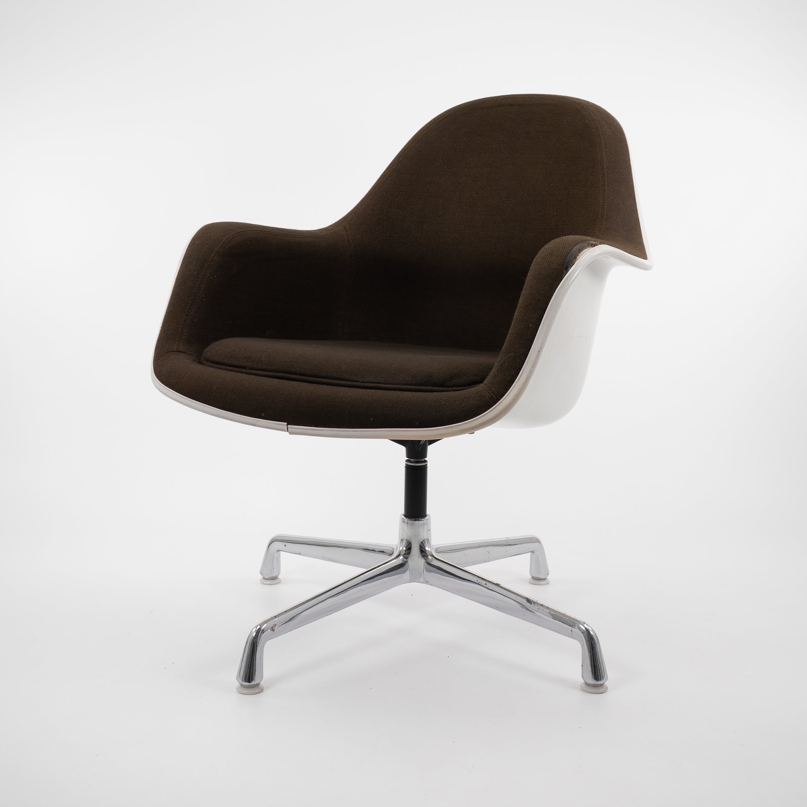 LooseCushion-HermanMiller-CZustand-Bezug-Braun-Schale-Offwhite-01.jpg