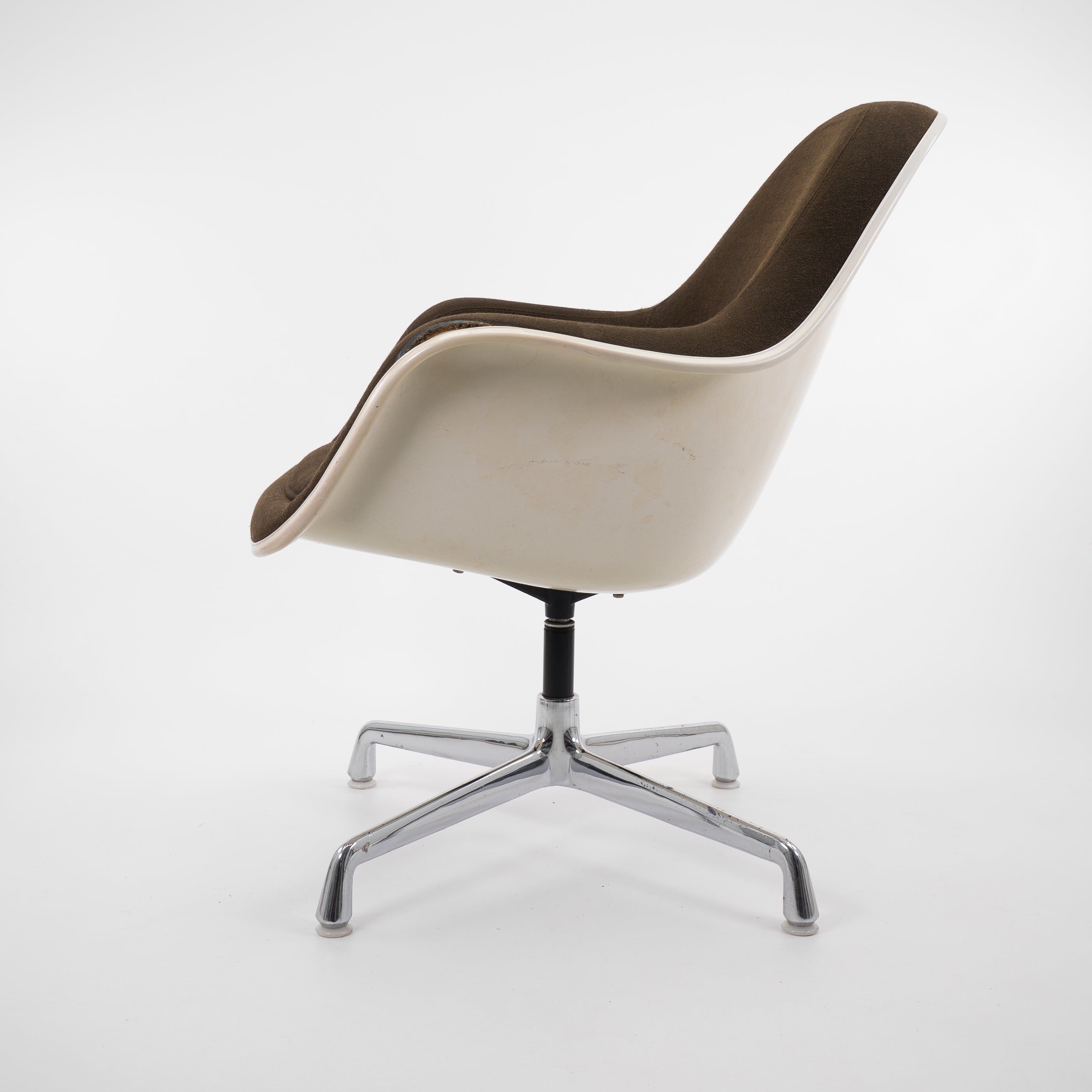 LooseCushion-HermanMiller-CZustand-Bezug-Braun-Schale-Offwhite-02.jpg