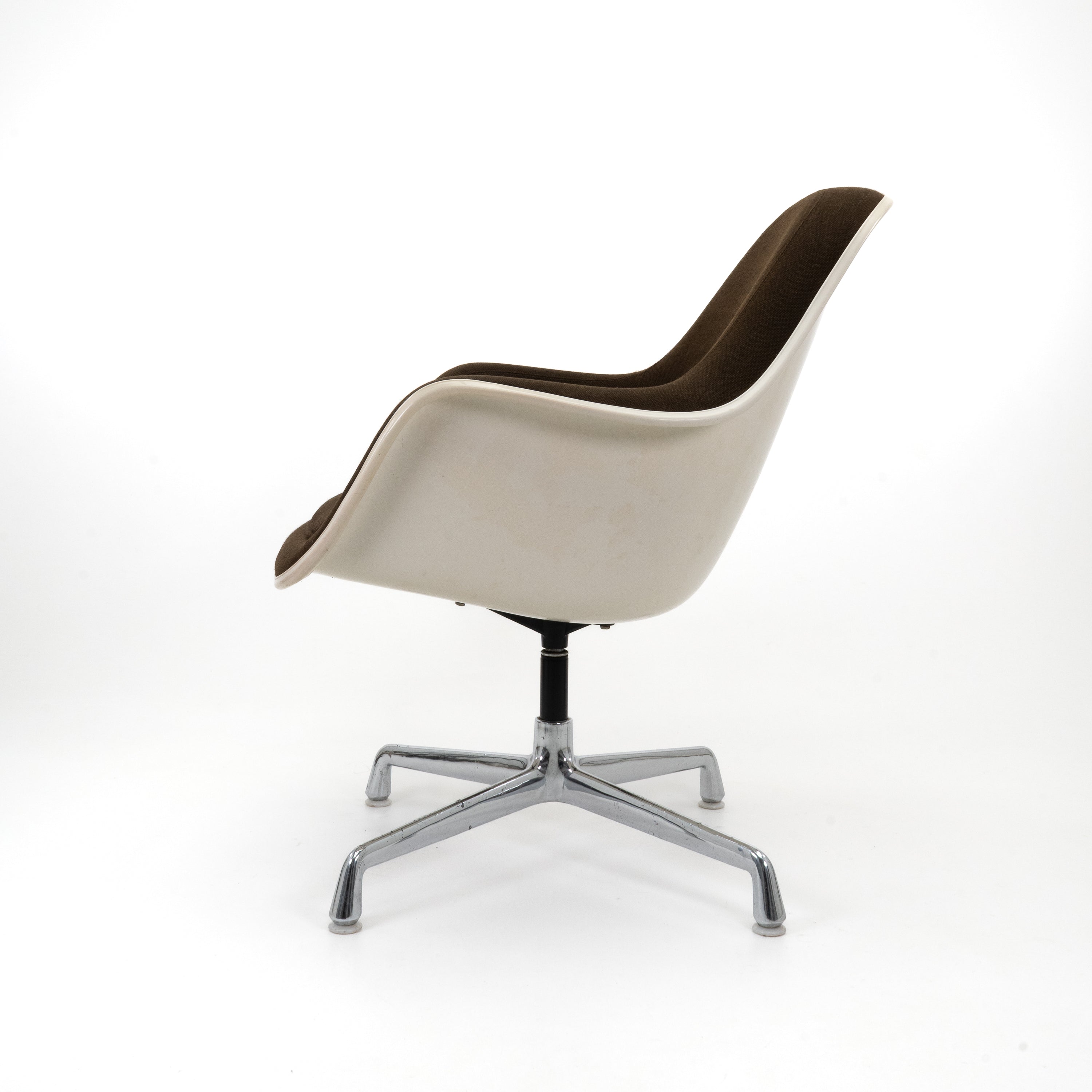 LooseCushion-HermanMiller-CZustand-Bezug-Braun-Schale-Offwhite-02_cd7239de-b997-4084-9cf3-8337f0b98055.jpg