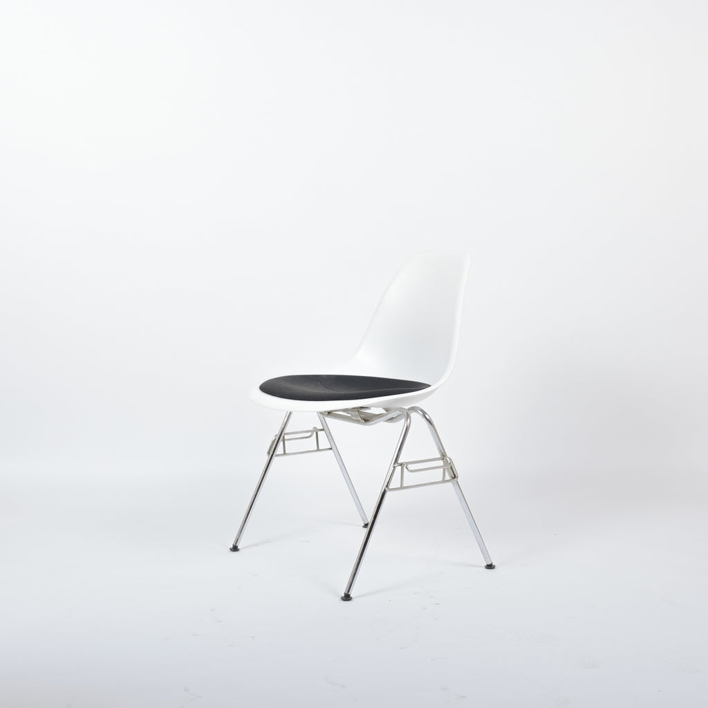 Eames Plastic Side Chair | DSS | Weiß mit schwarzem Kissen