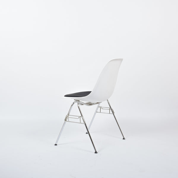Eames Plastic Side Chair | DSS | Weiß mit schwarzem Kissen