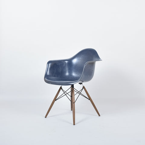 Eames Fiberglass Armchair DAW | Herman Miller