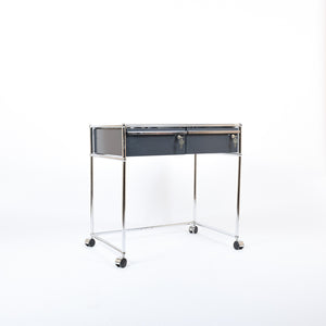 USM Haller Schreibtisch mit 2 Schubladen in grau