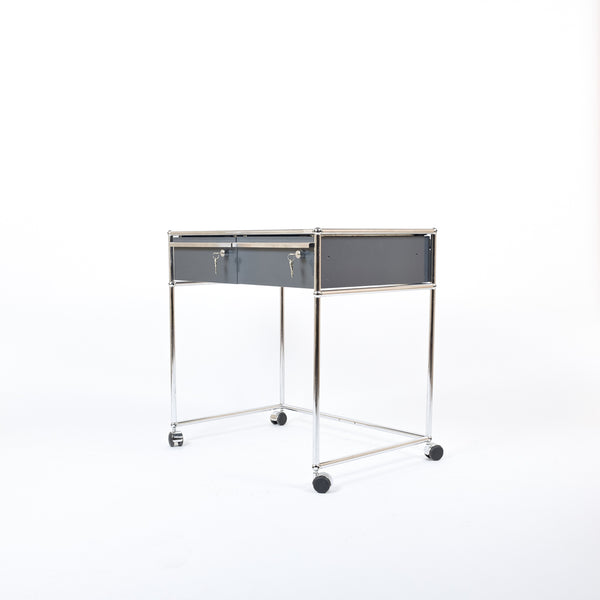 USM Haller Schreibtisch mit 2 Schubladen in grau