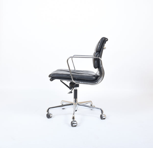 Vitra | EA217 | Softpad Chair