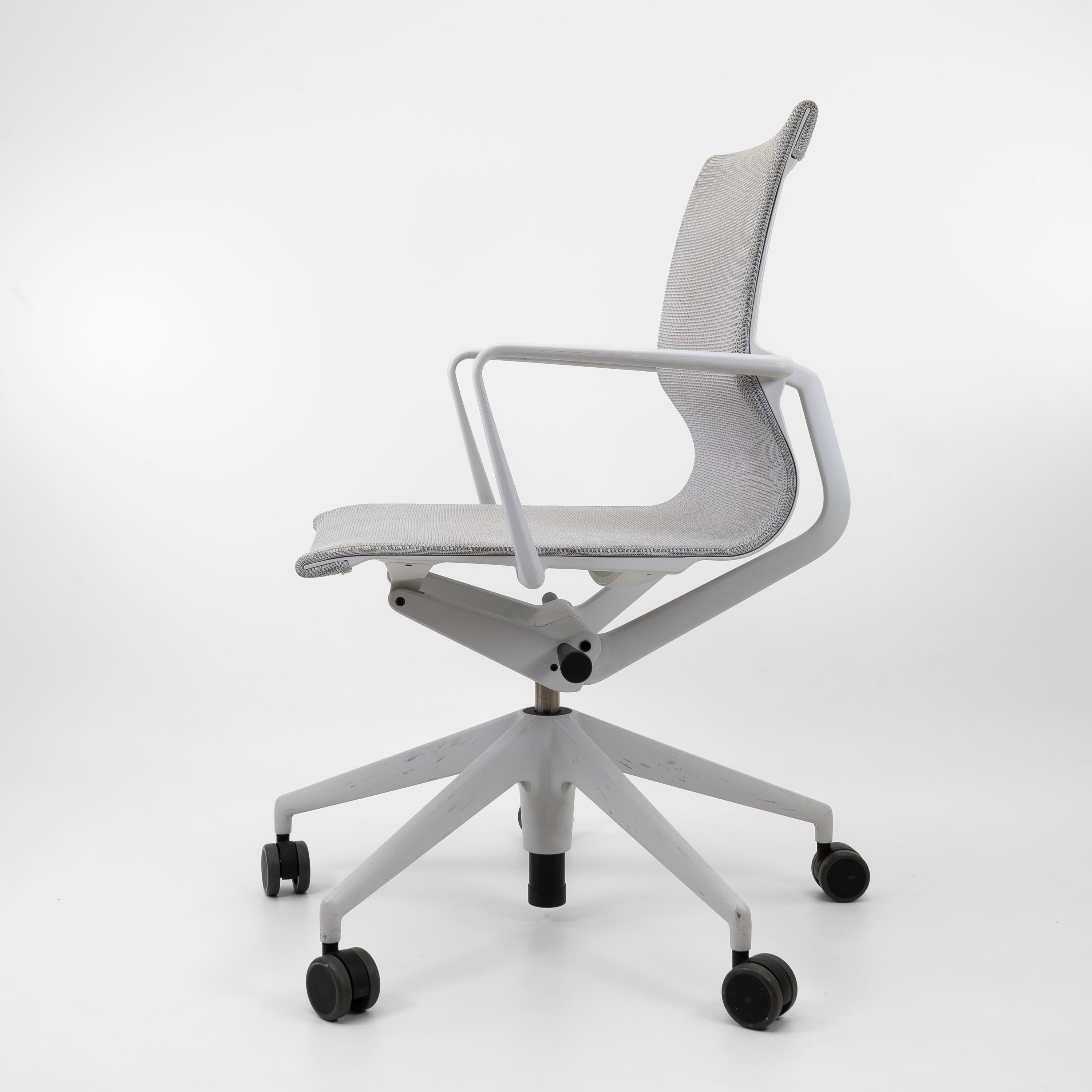 Physix-Vitra-CZustand-Gestell-Weiss-Schale-Weiss-2.jpg