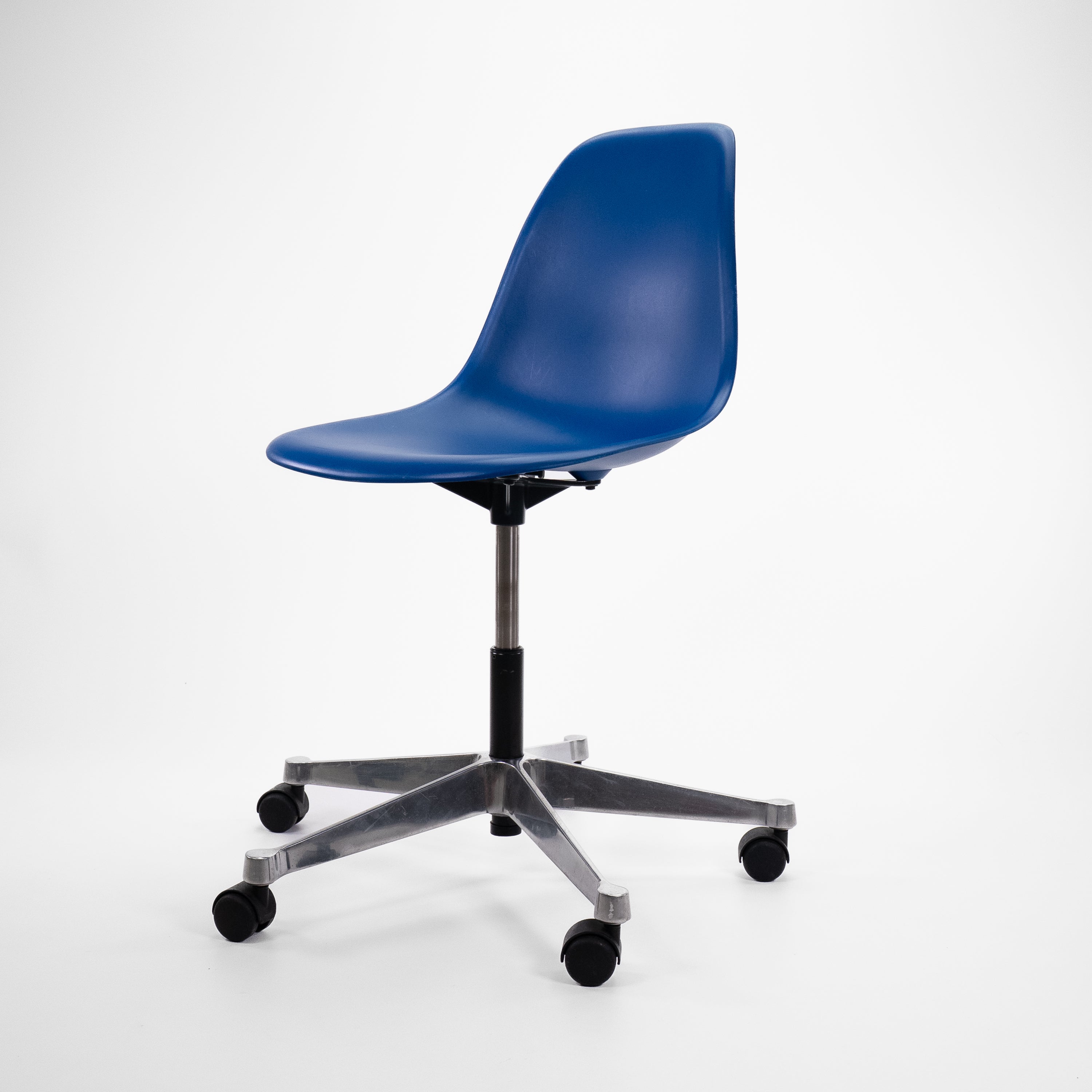 REPSSCSideChair-Vitra-BZustand-Schale-Blau-01.jpg