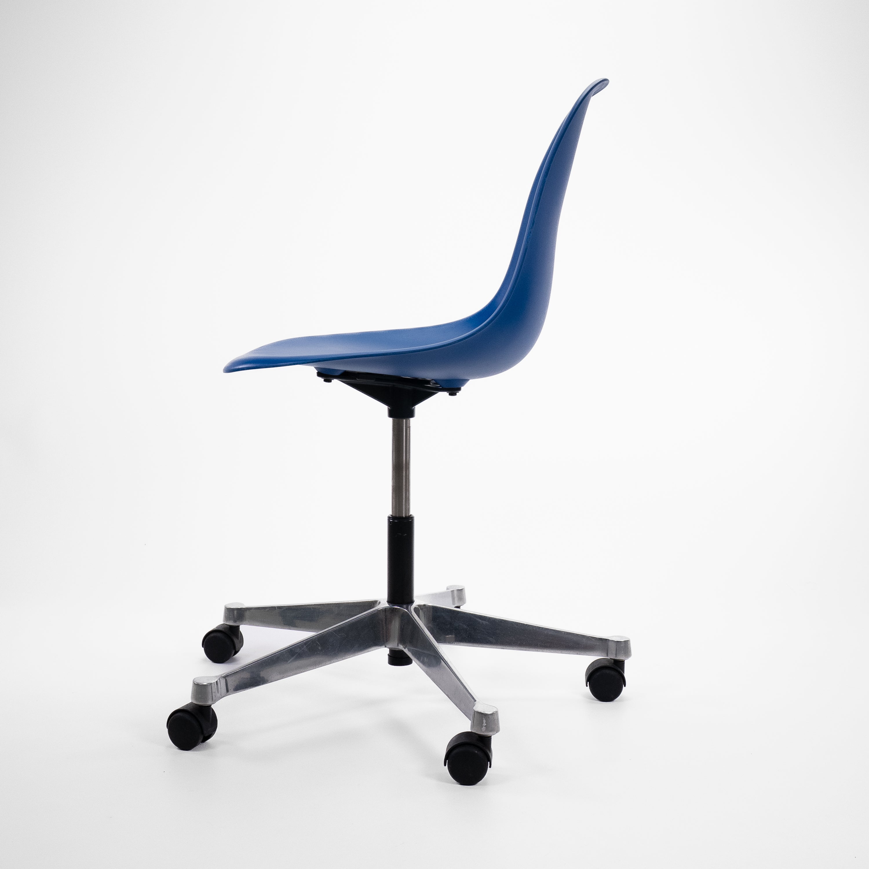 REPSSCSideChair-Vitra-BZustand-Schale-Blau-02.jpg