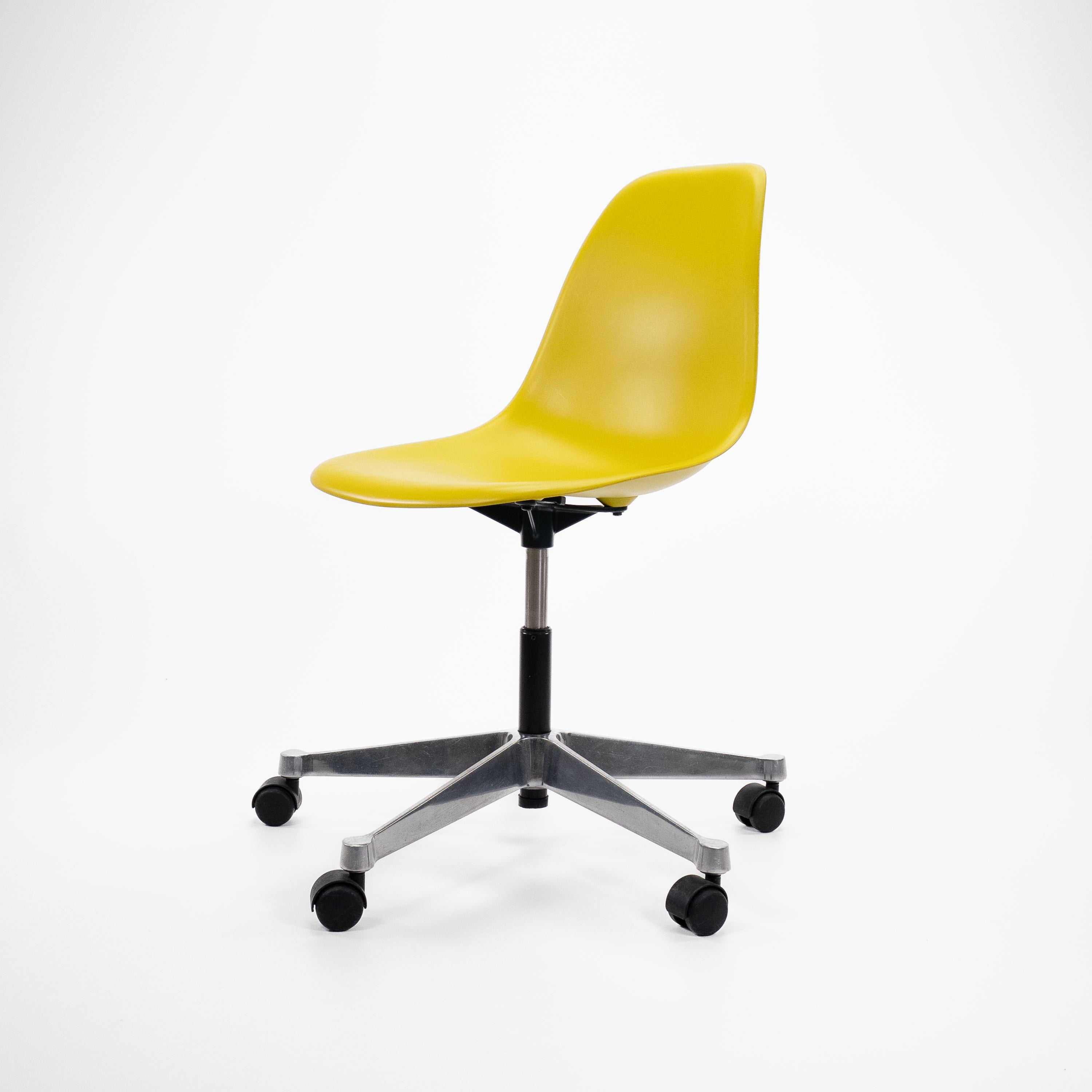 REPSSCSideChair-Vitra-BZustand-Schale-Gelb-01.jpg