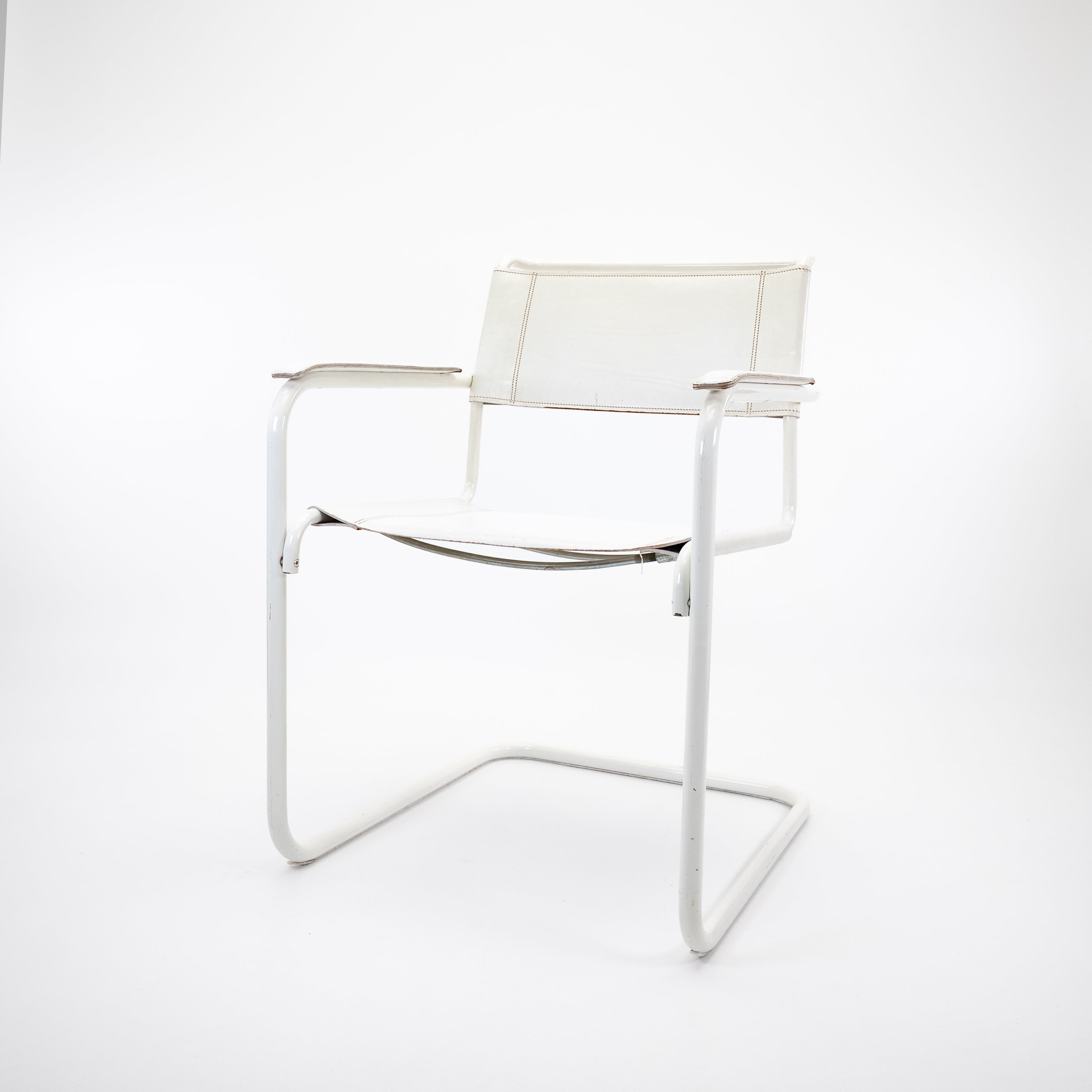 S34-Thonet-AZustand-Gestell-Weiss-Leder-Weiss-01.jpg