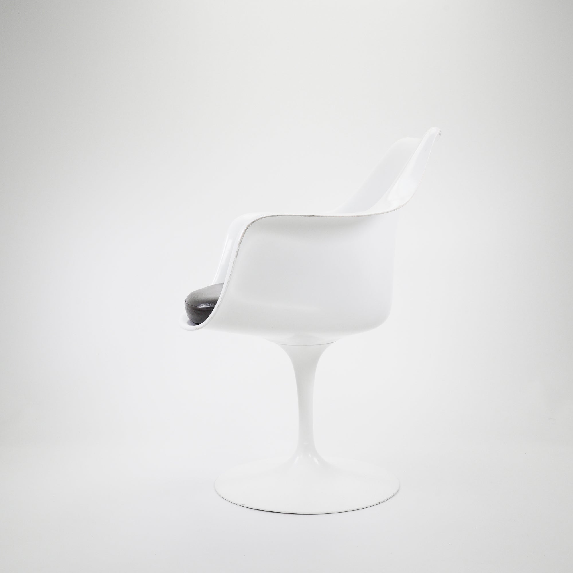 SaarinenTulipArmchair-KnollInternational-CZustand-Structure-Weiss-Kissen-LederBraun-2.jpg