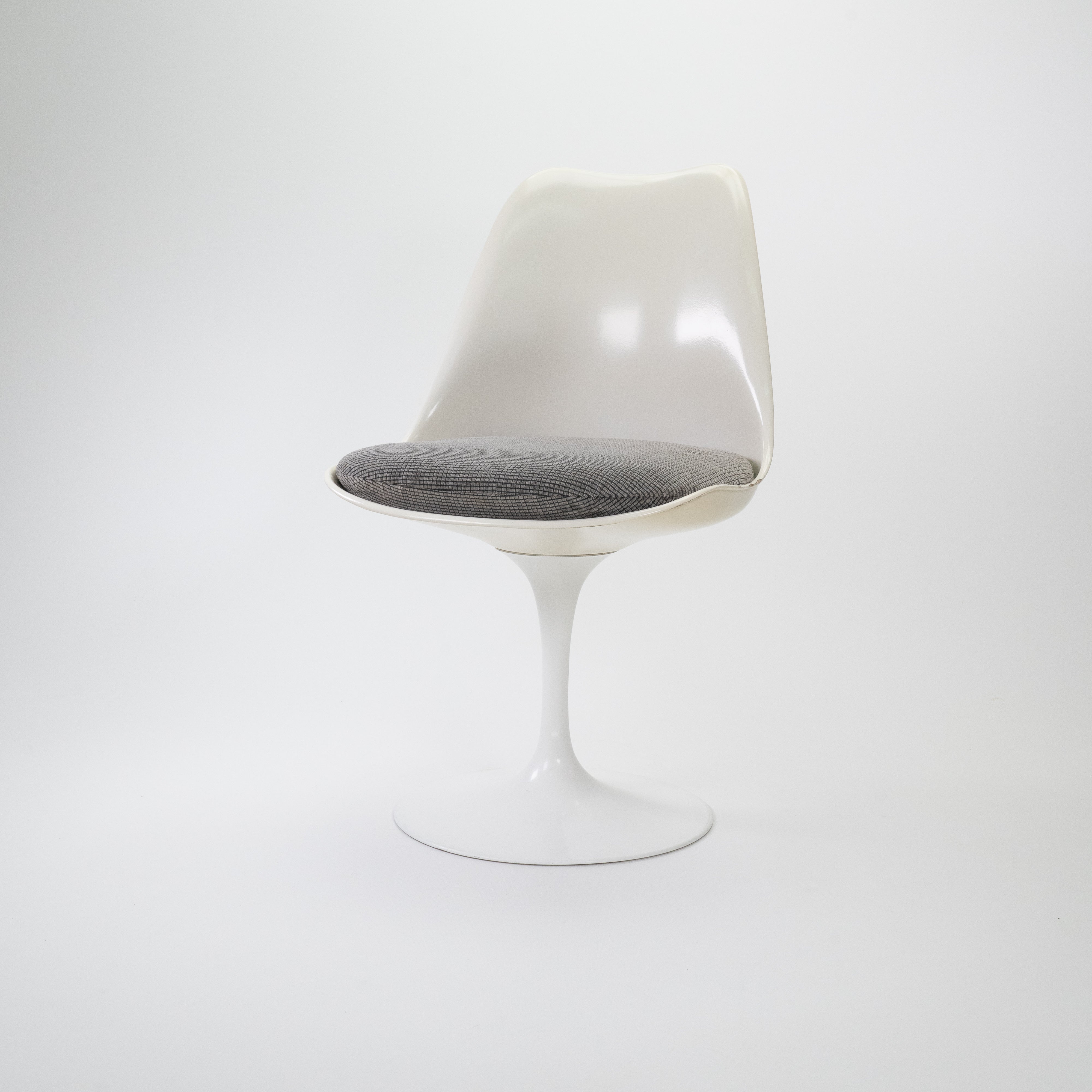 SaarinenTulipChair-KnollInternational-CZustand-Structure-Weiss-Kissen-Grau-1.jpg
