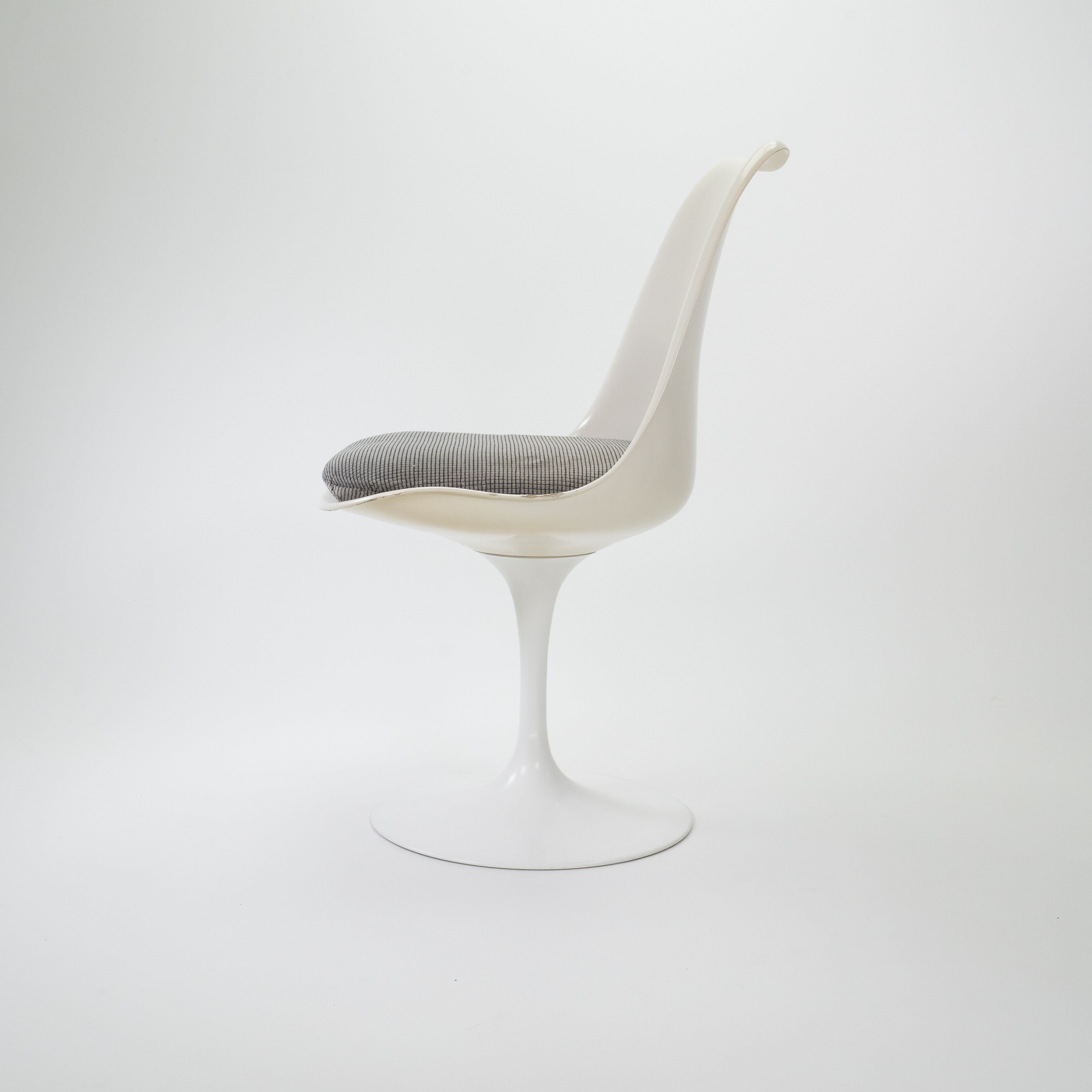 SaarinenTulipChair-KnollInternational-CZustand-Structure-Weiss-Kissen-Grau-2.jpg