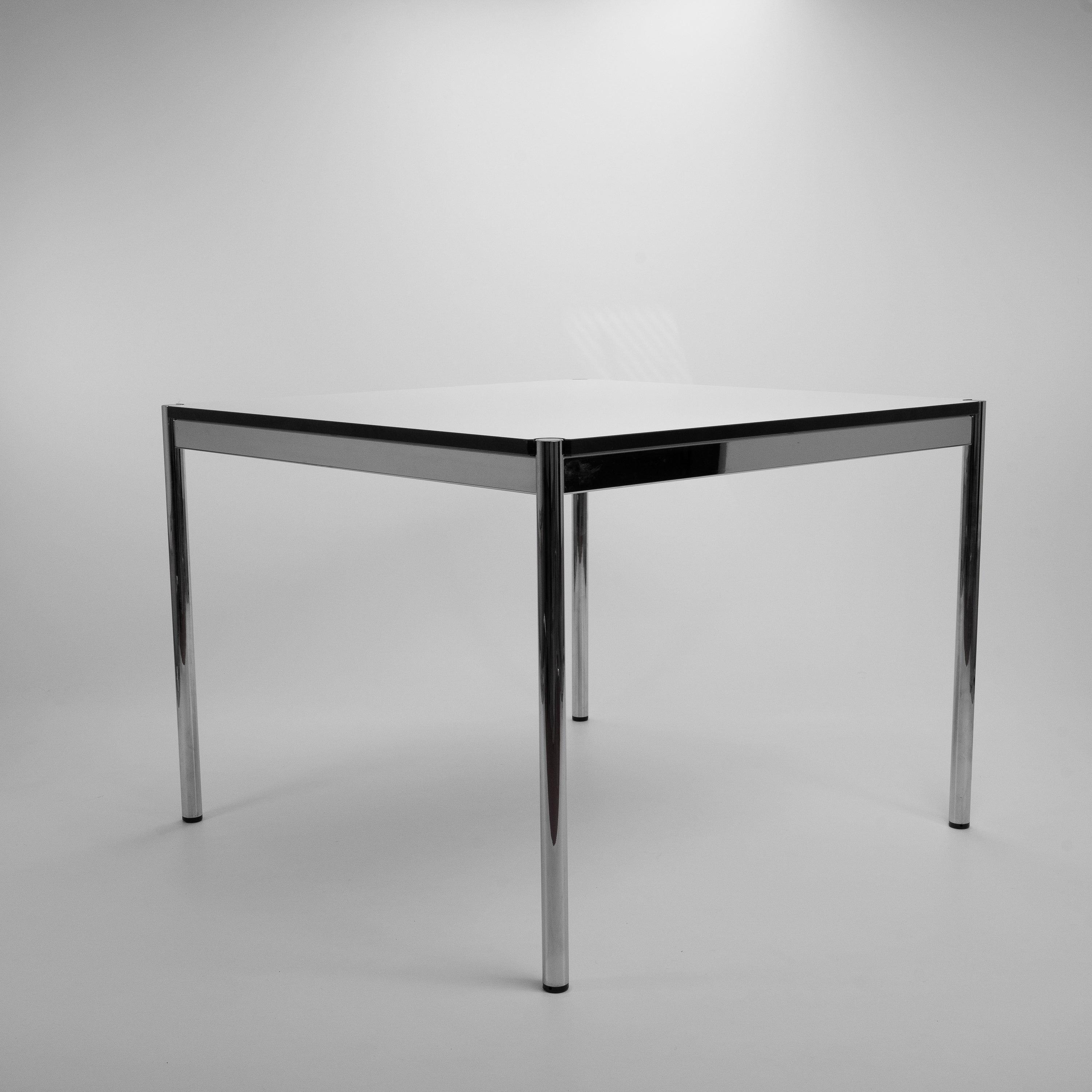 Schreibtisch100x100-Vitra-CZustand-Gestell-Chrom-Platte-Weiss-01.jpg