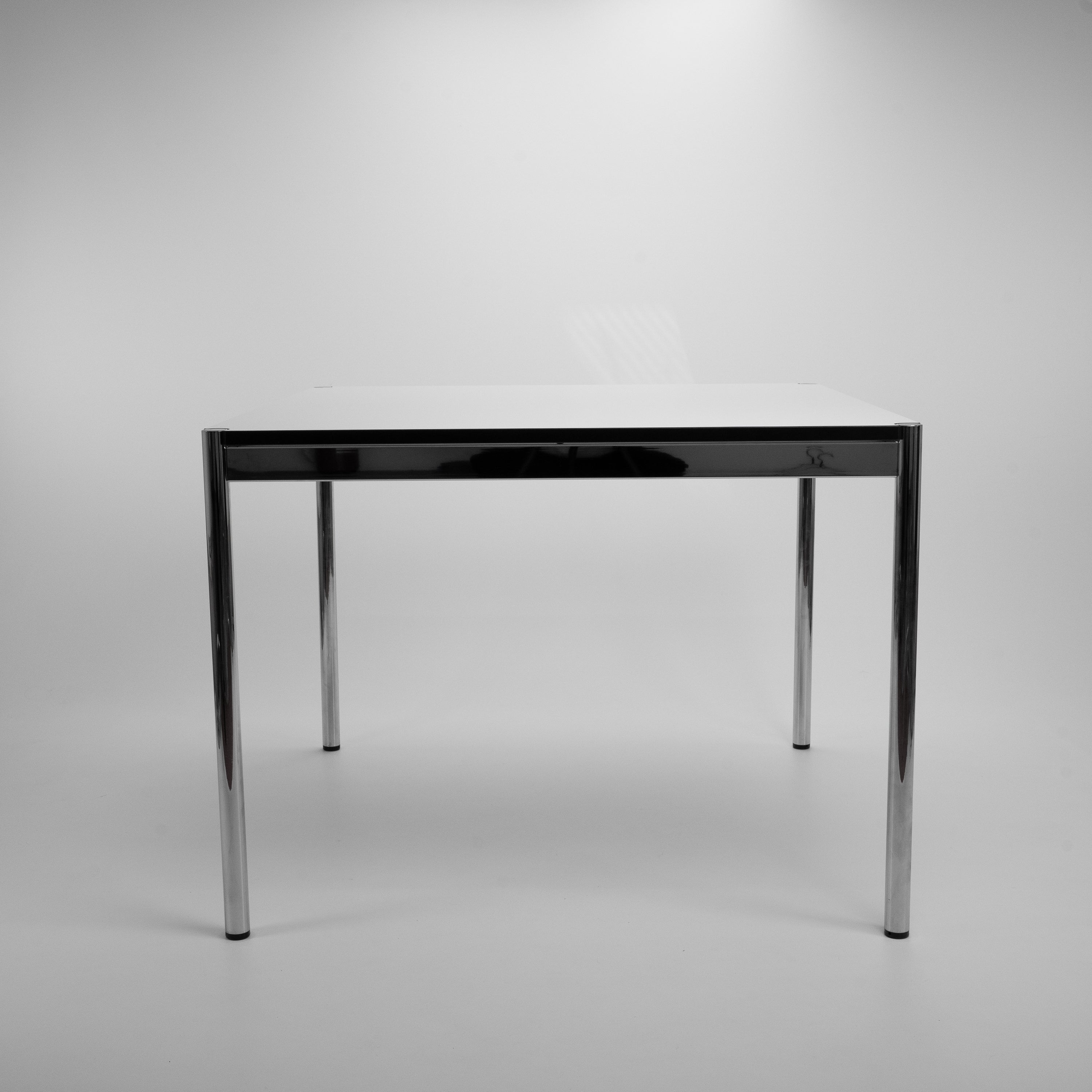 Schreibtisch100x100-Vitra-CZustand-Gestell-Chrom-Platte-Weiss-02.jpg