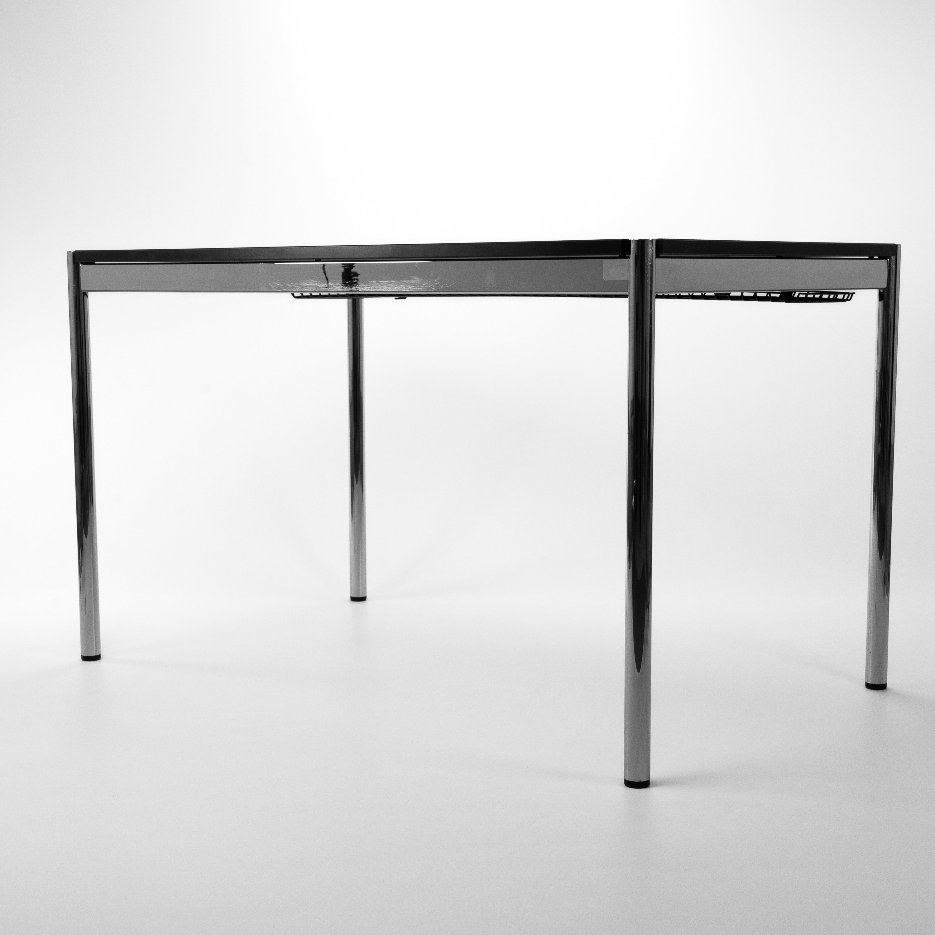 Schreibtisch175x75-Vitra-BZustand-Gestell-Chrom-Platte-SchwarzFenix-01.jpg